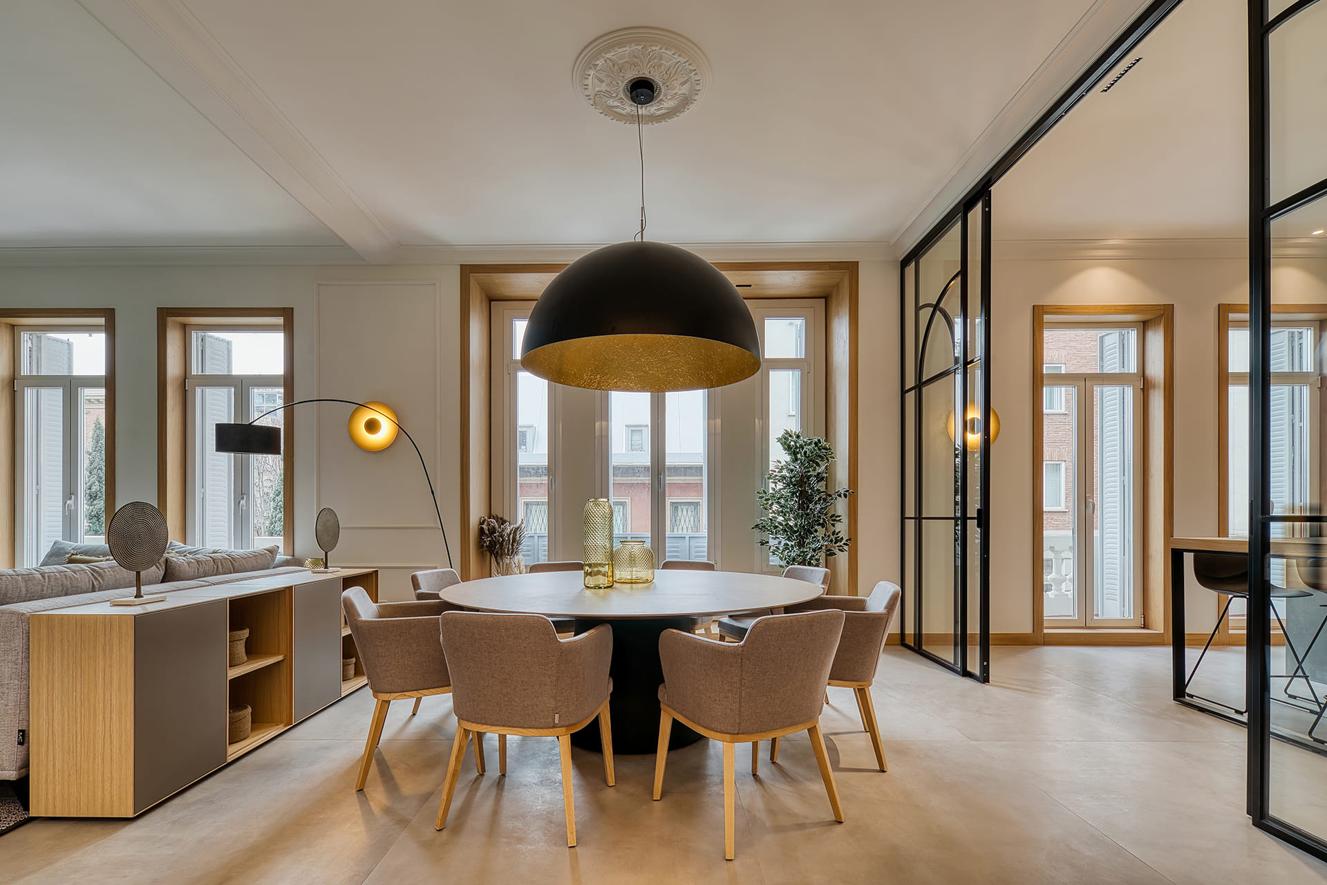Cocina abierta al salón con cerramiento acristalado en un proyecto de Santos.