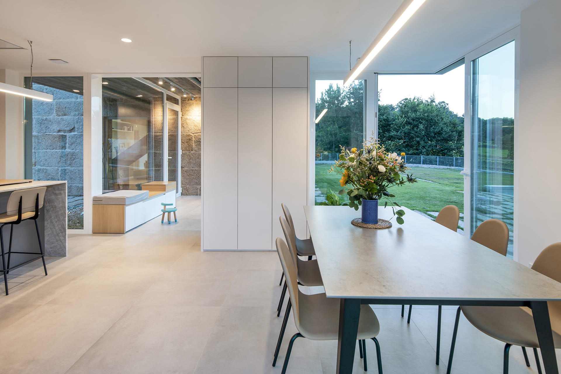 Cuisine ouverte sur la salle à manger, conçue par Santos, dans une habitation rénovée.