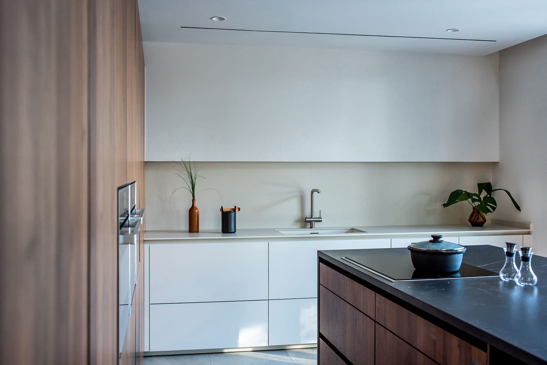 Cocina blanca y madera en L diseñada por Cocinas Santos.