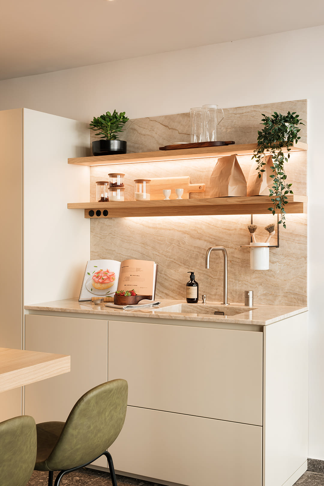 White and wood kitchen with quartzite worktop designed by eba Haussmann, the Santos Kitchens dealer in Paris.