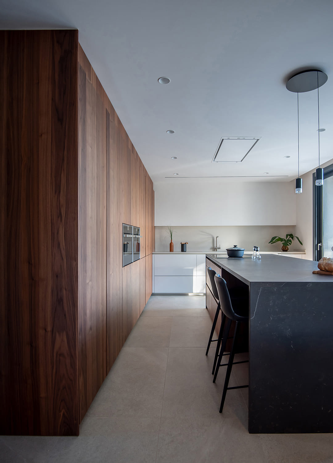 Cocina blanca y madera de Santos con armarios en columna.