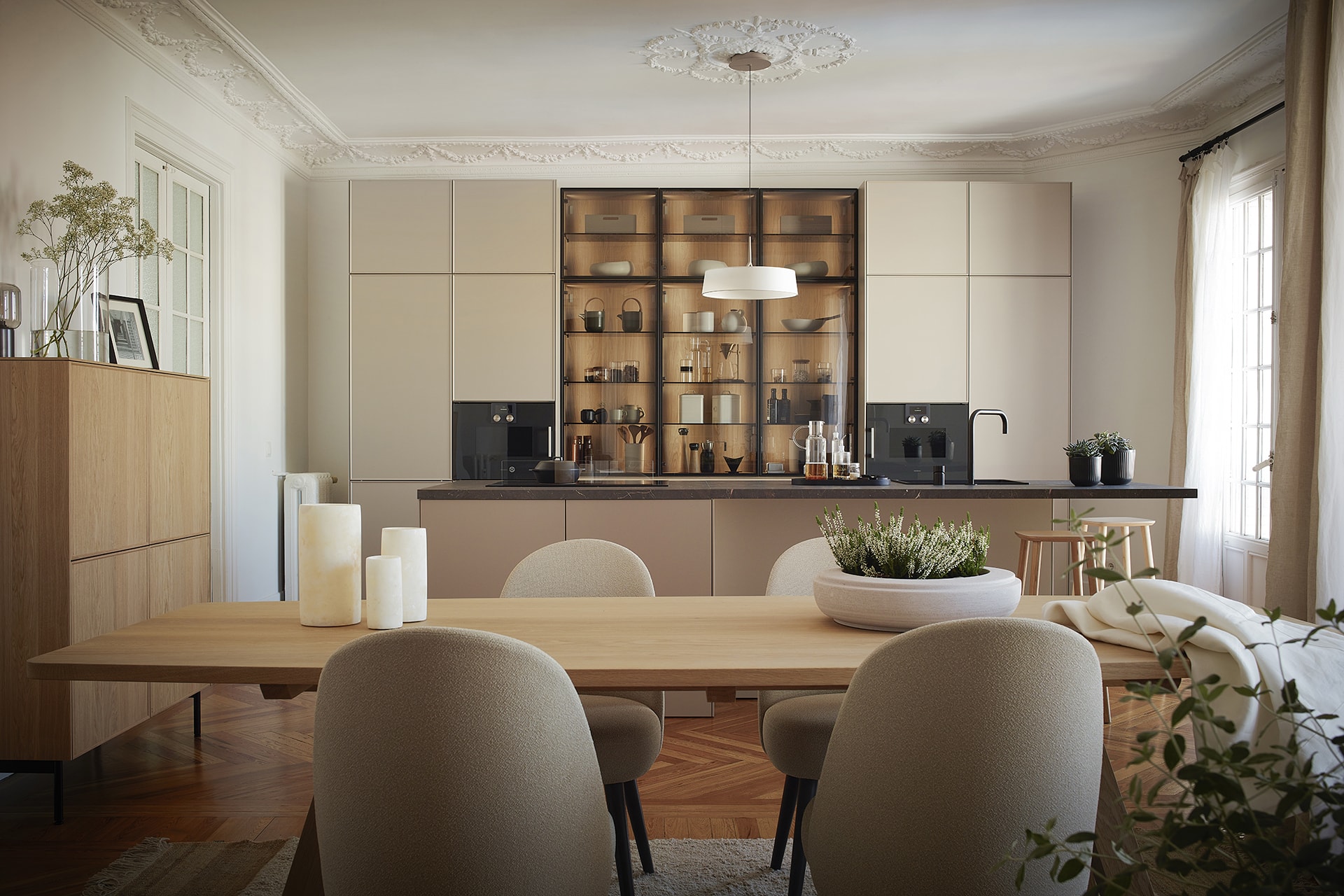 Grijze open keuken naar de eetkamer met meubels uit de nieuwe Living-lijn van Santos Keukens.