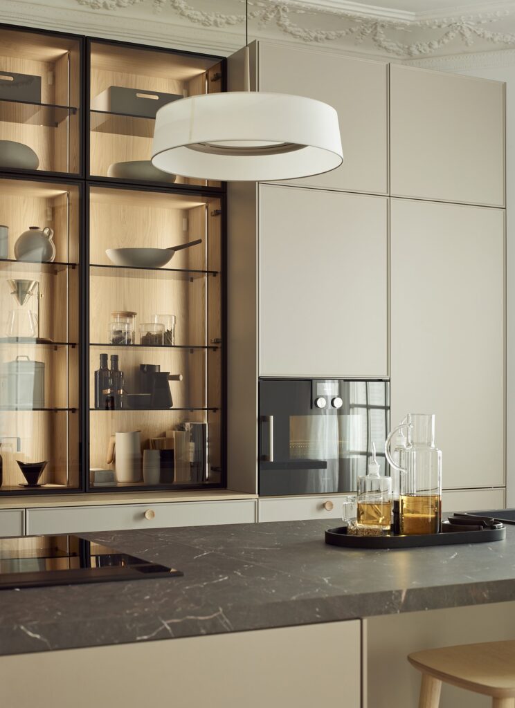 Cozinha aberta Santos cinza claro com ilha, colunas e vitrinas com iluminação
