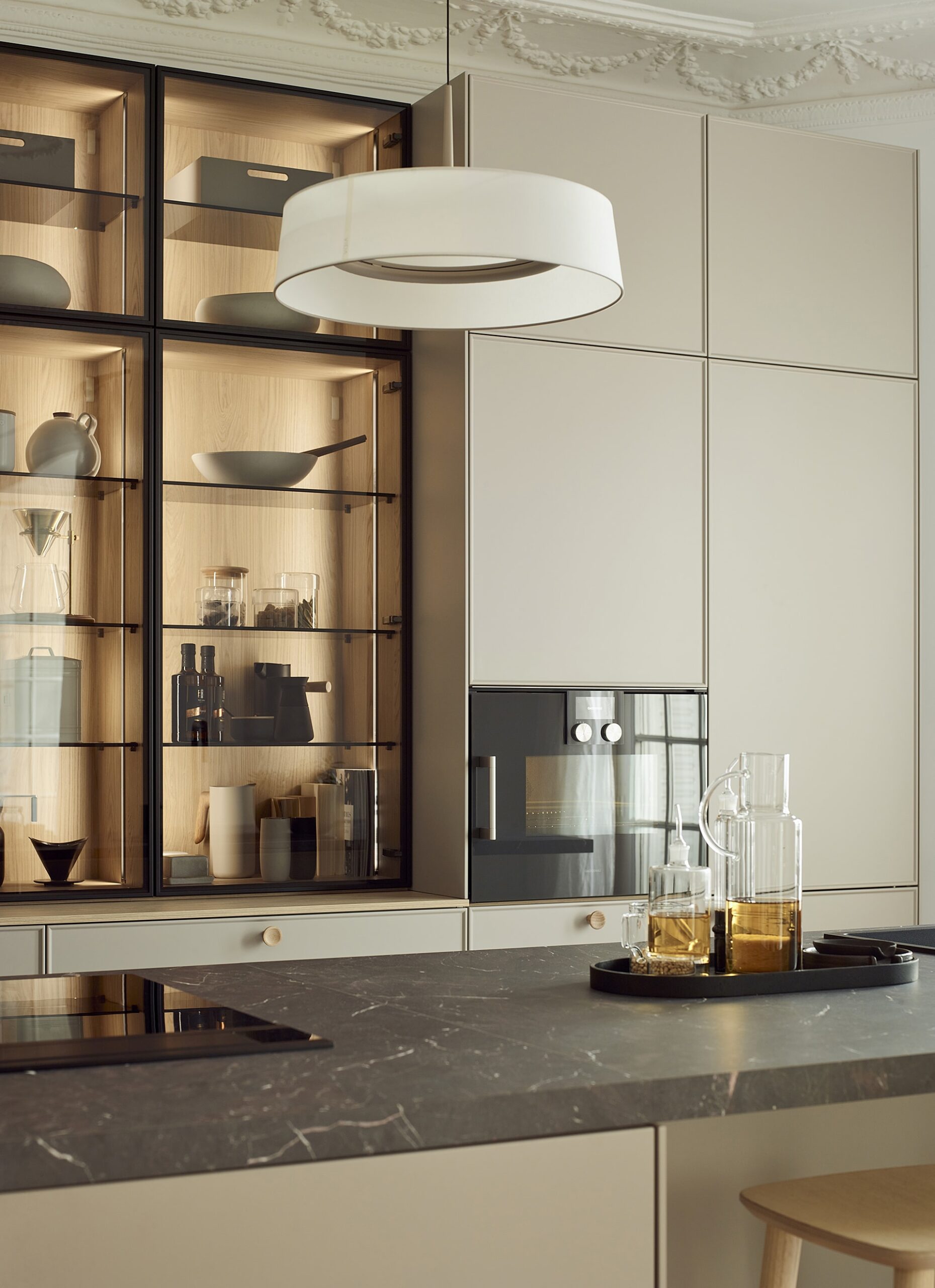 Cocina abierta Santos gris claro con isla columnas y vitrinas con iluminación