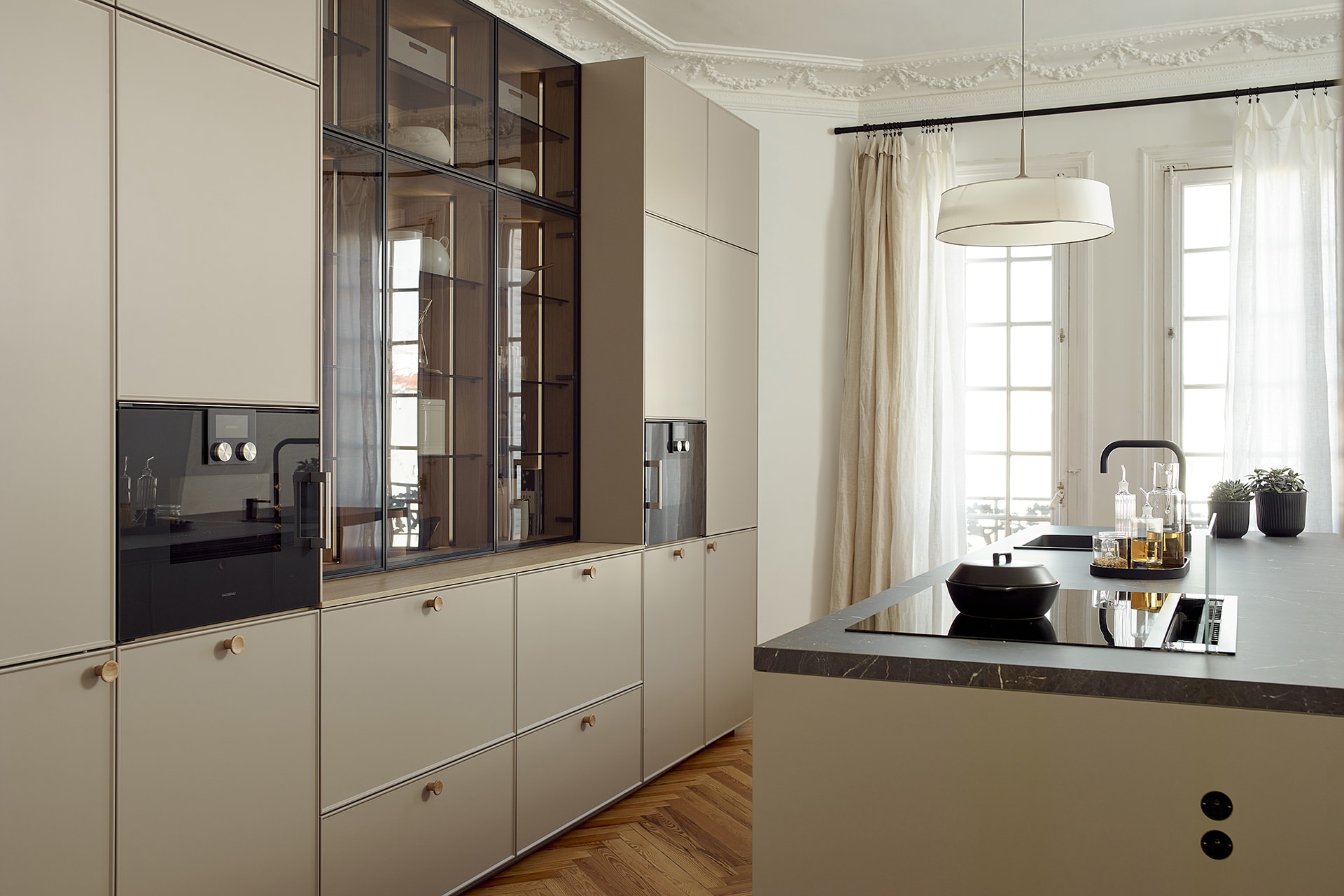 Cocina Santos en color gris claro con vitrina isla y comedor