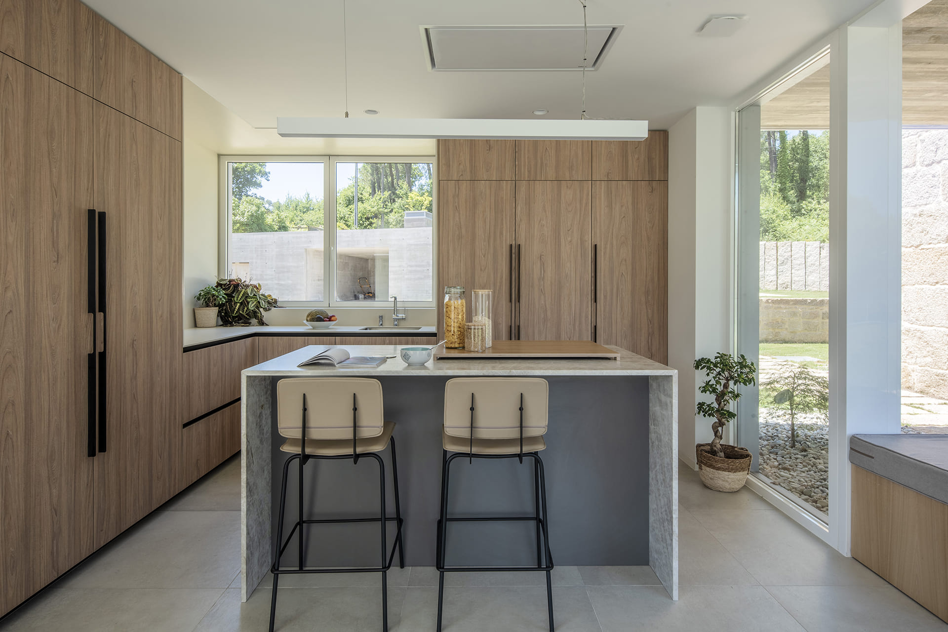 Cocina Santos en gris y madera con isla central.