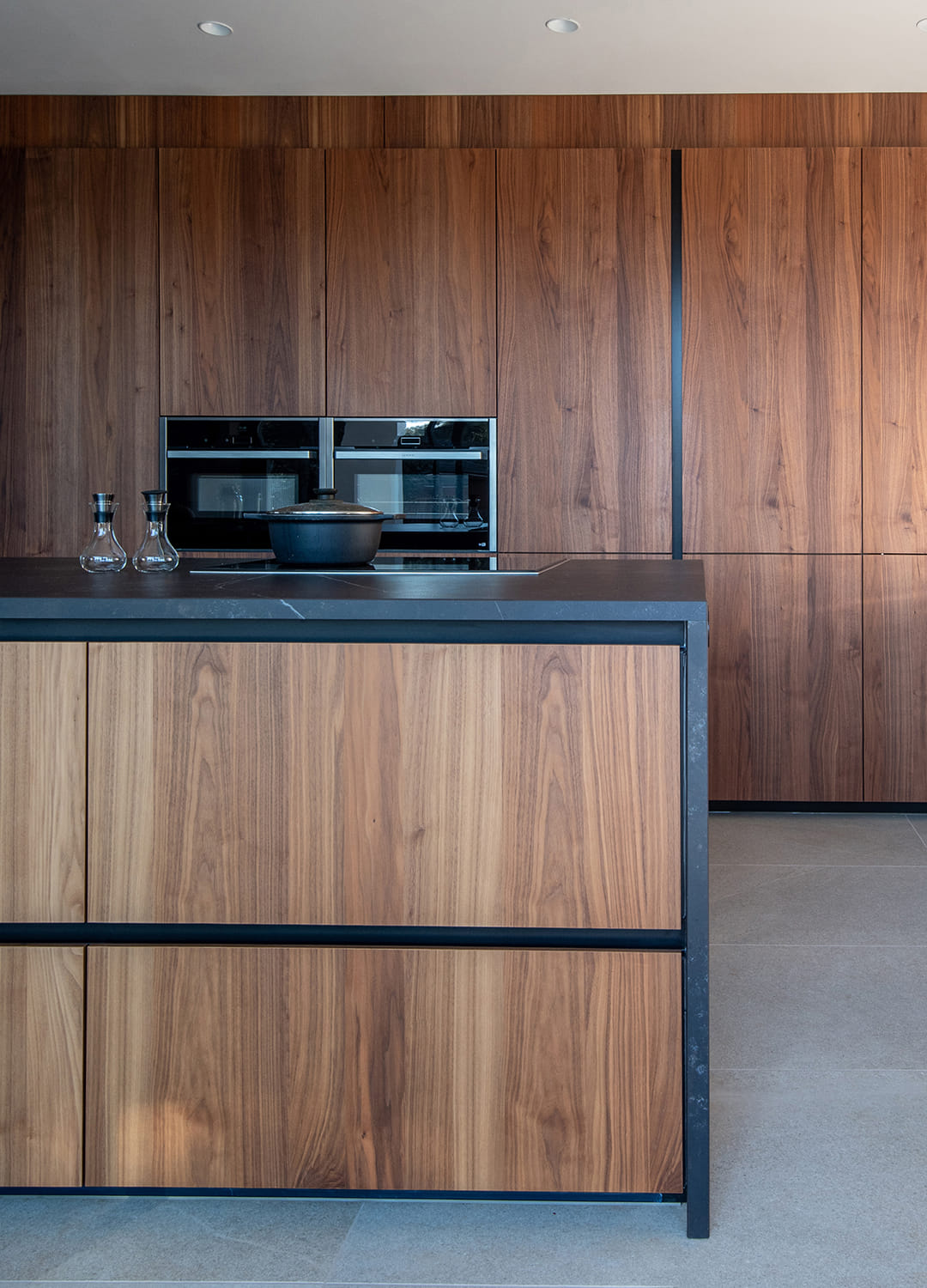 Detalle de isla de cocina con acabados en madera diseñada por Cocinas Santos.