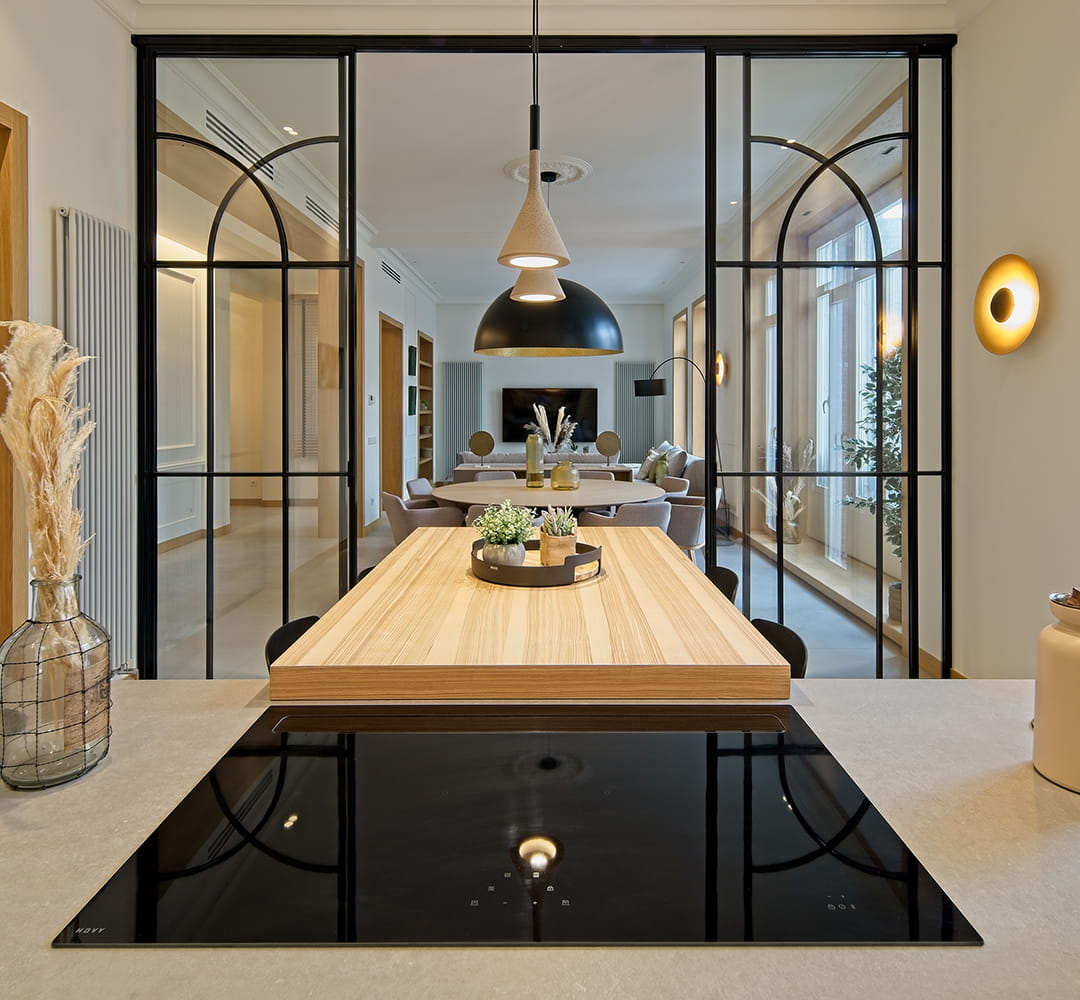 Isla central en una cocina abierta al salón diseñada por Santos.
