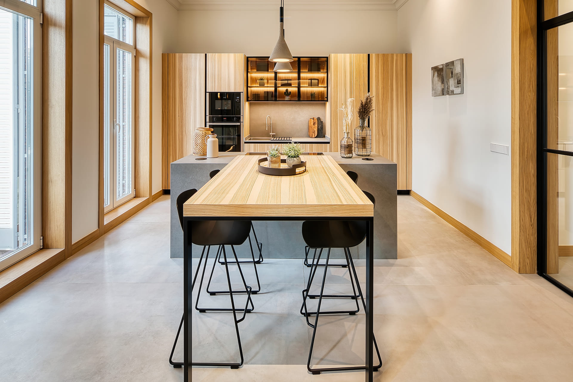 Isla de cocina con barra de madera en una cocina de madera diseñada por Santos.