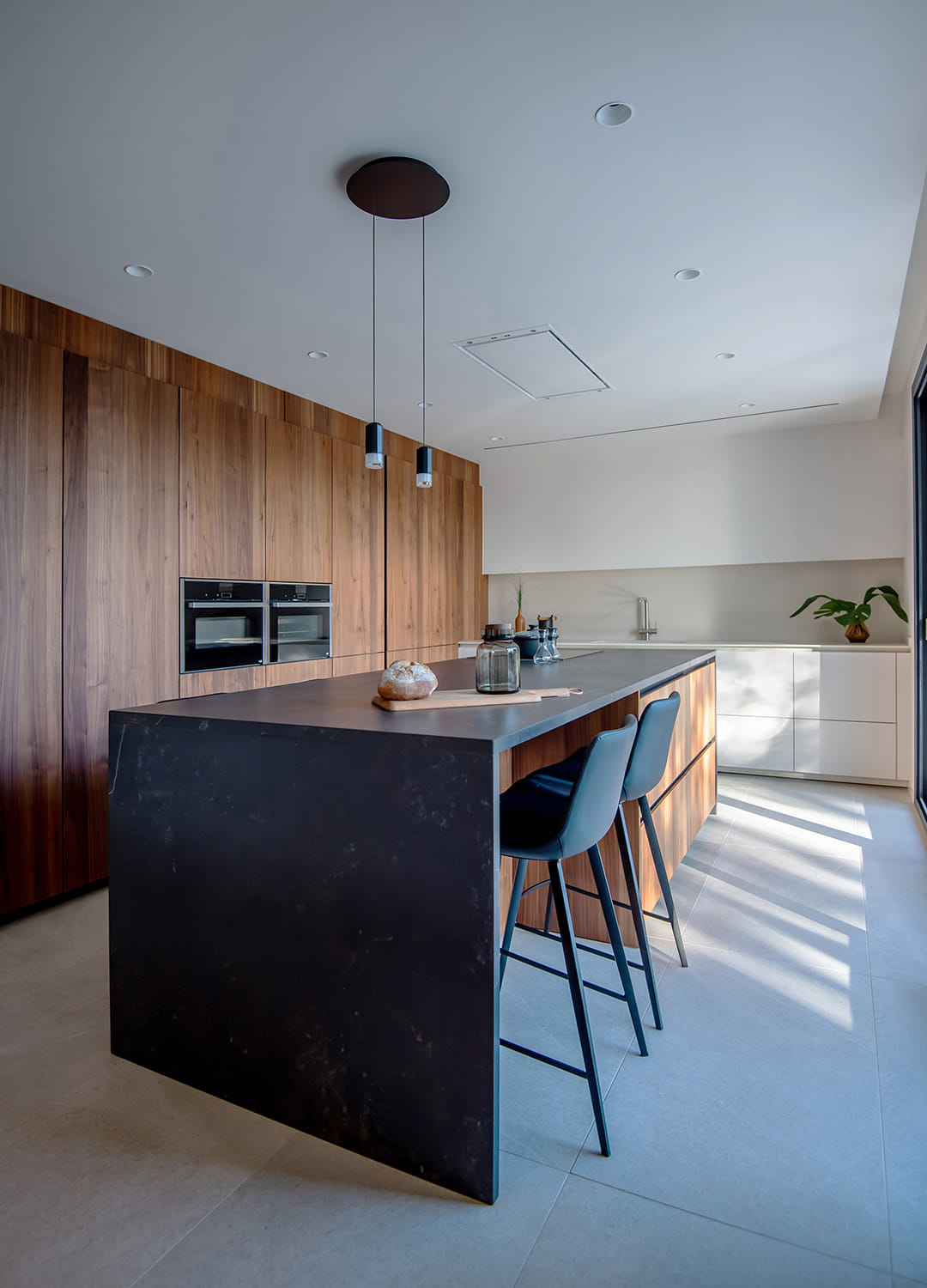 Isla de cocina con barra integrada diseñada por Cocinas Santos.