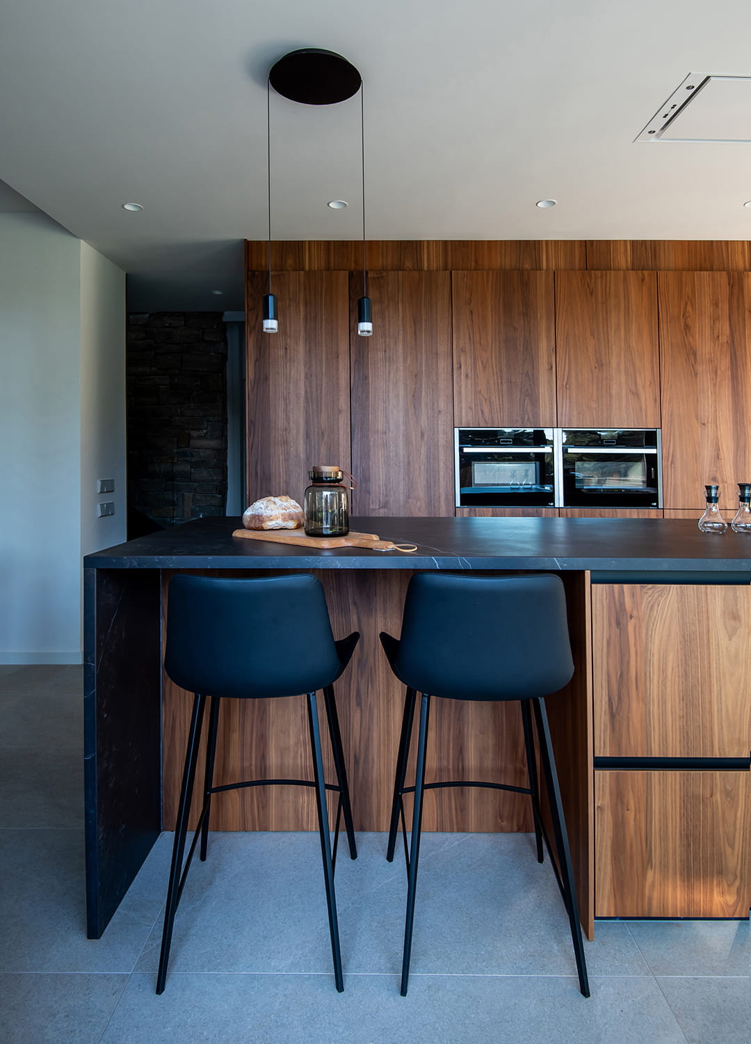 Isla de cocina con taburetes en un proyecto de Cocinas Santos.
