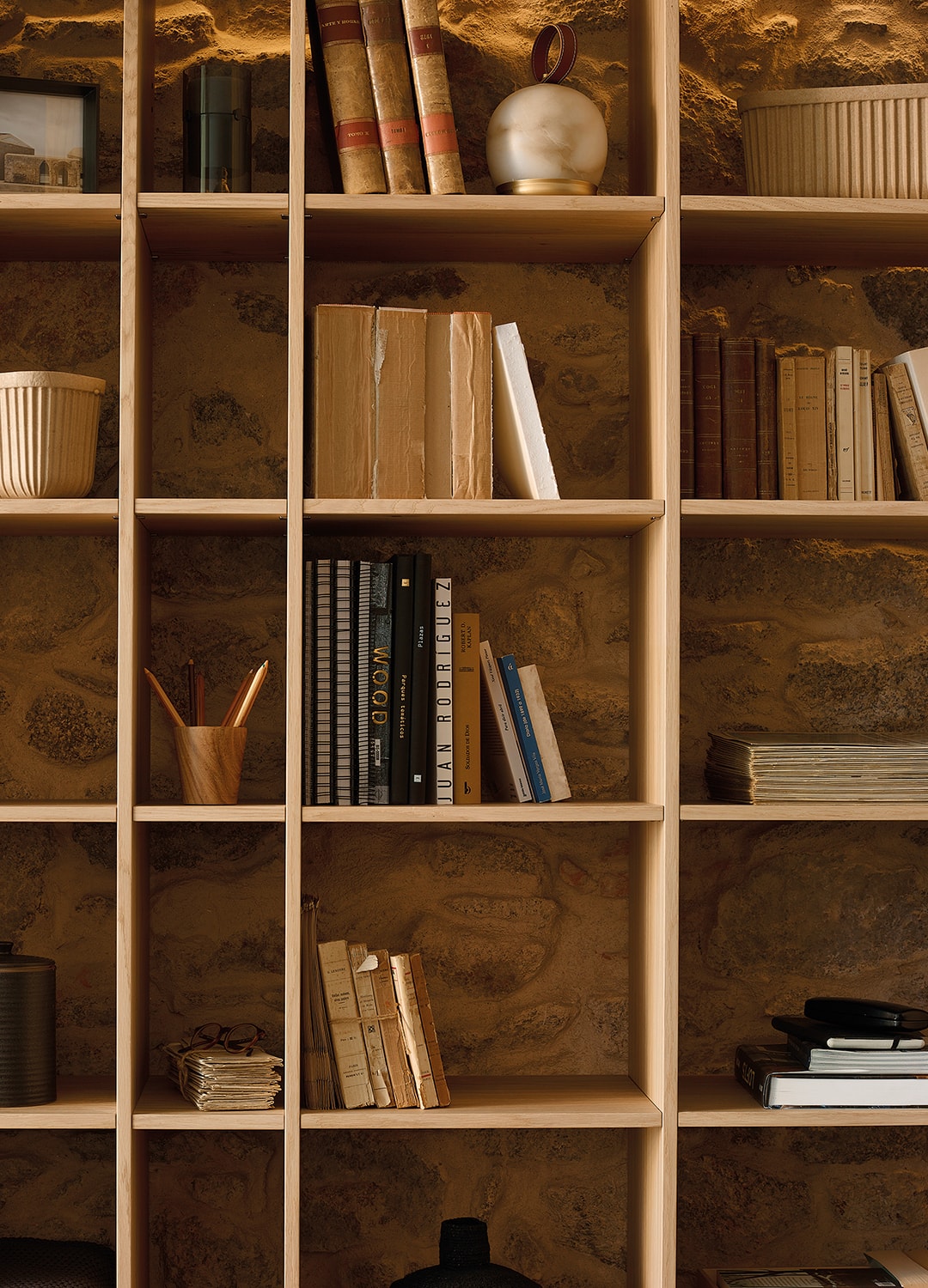 Modulaire houten wandboekenkast in Rustiek Eikenhout uit de Living-lijn van Santos.
