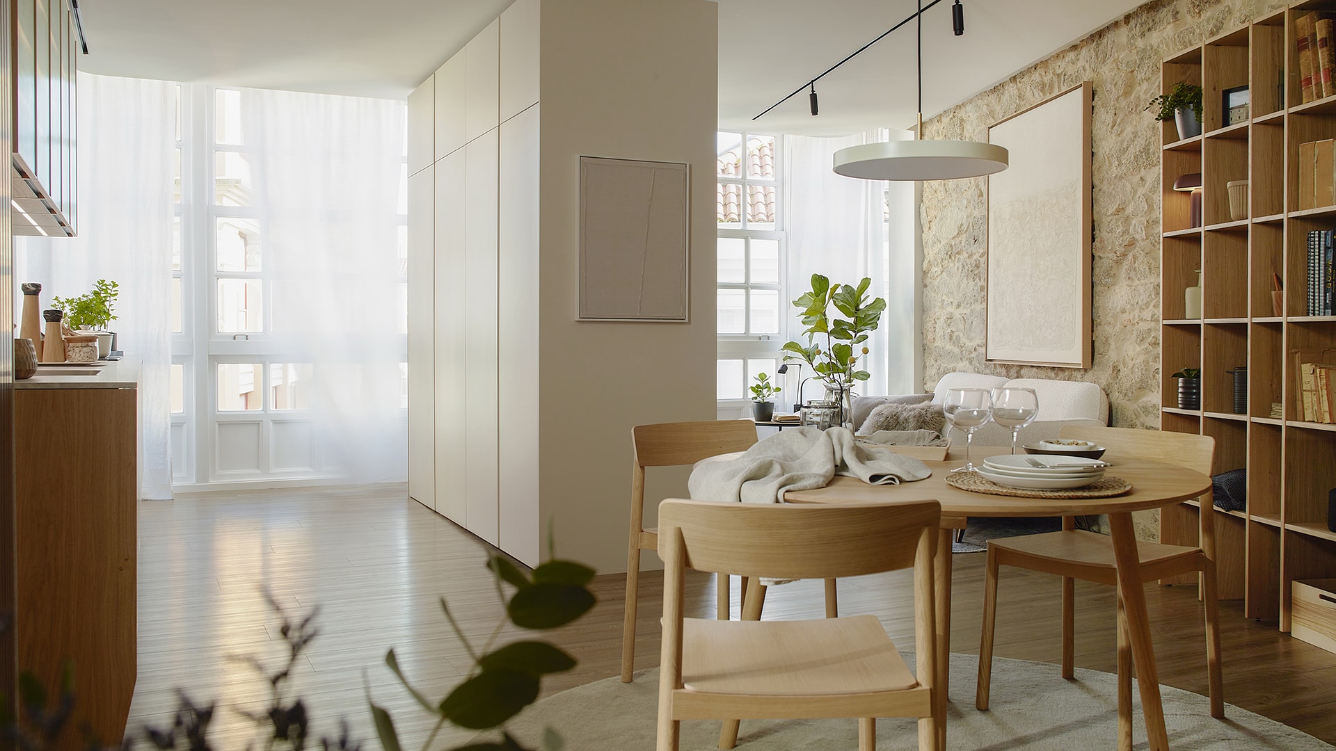 Zit- en eetkamer met houten open keuken in een project van Santos Keukens.