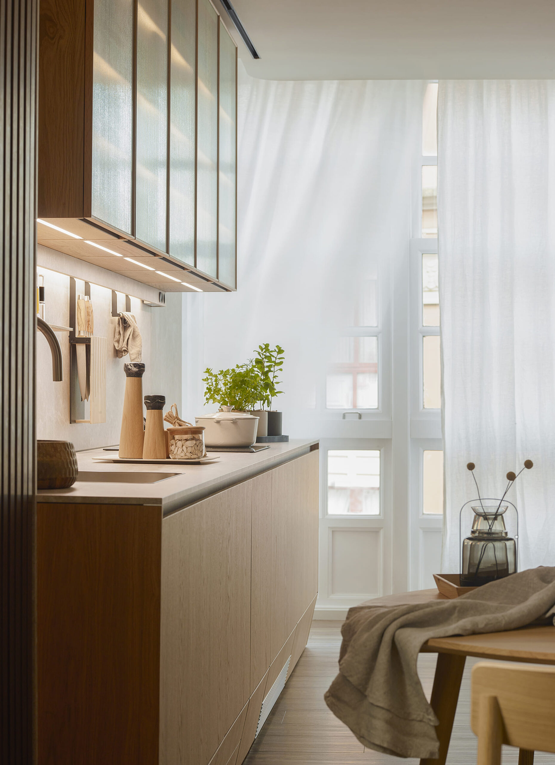 Cocina de madera Roble Rústico con distribución en paralelo diseñada por Santos.