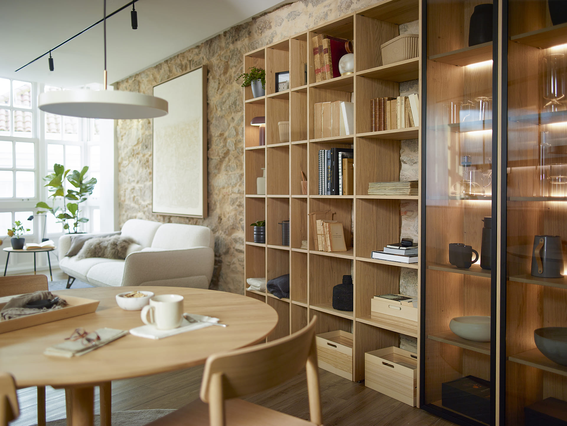 Vista del comedor y el salón abierto a una cocina diseñada por Santos.
