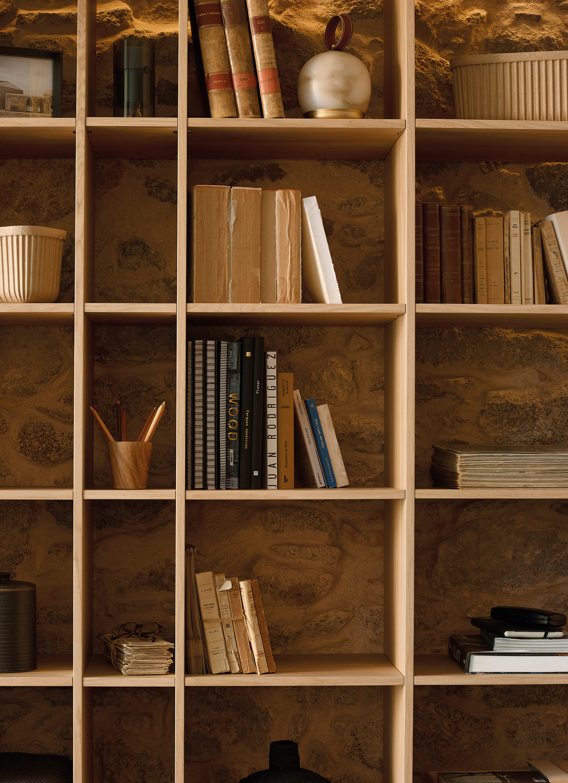 Librería modular en pared en madera Roble Rústico de la línea Living de Santos.