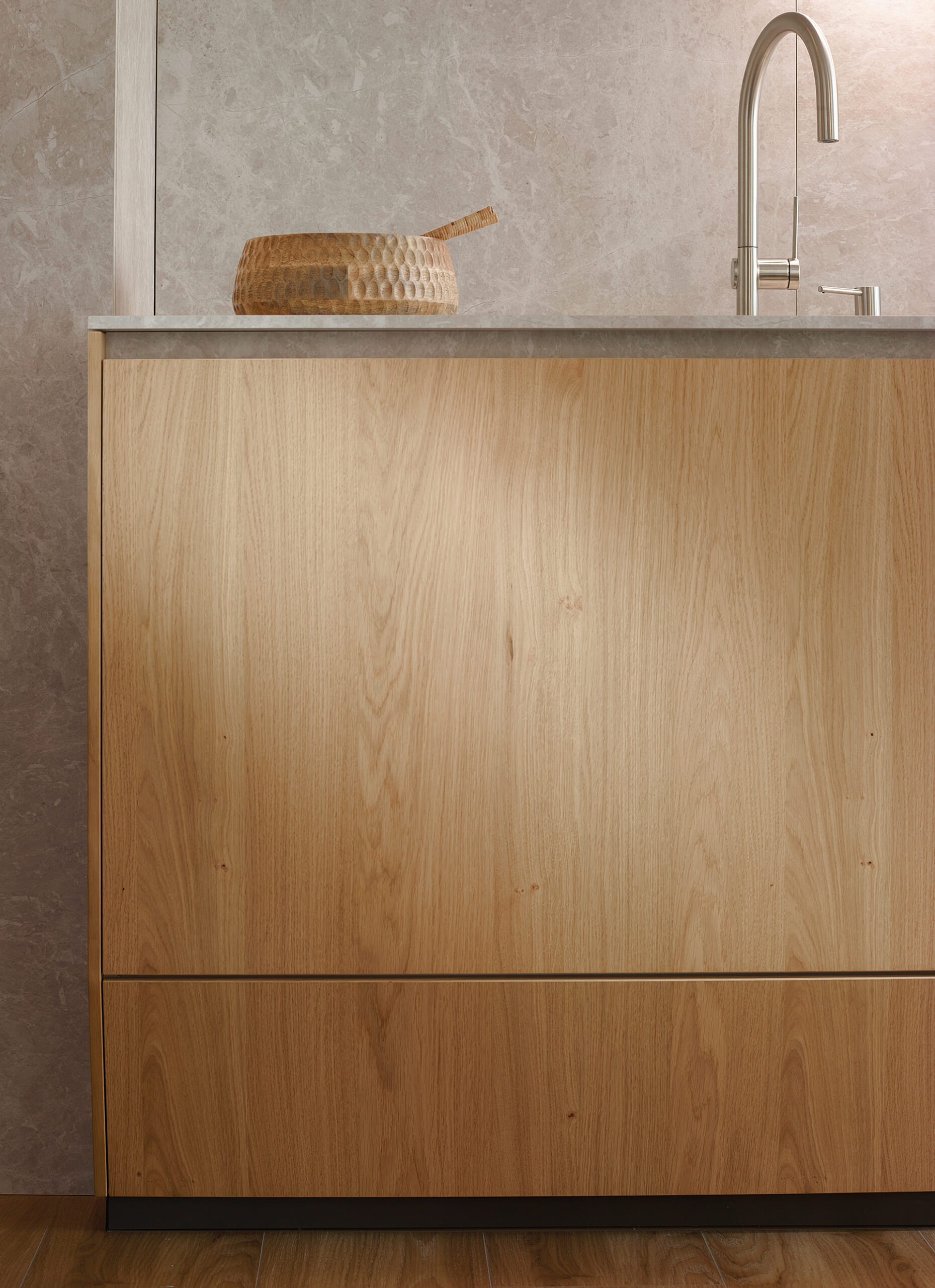 Módulos bajos con cajoneros zócalo en madera en cocina diseñada por Santos.