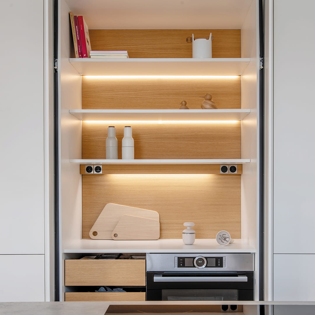 Armario de cocina Santos con puertas escamoteables e iluminación interior.
