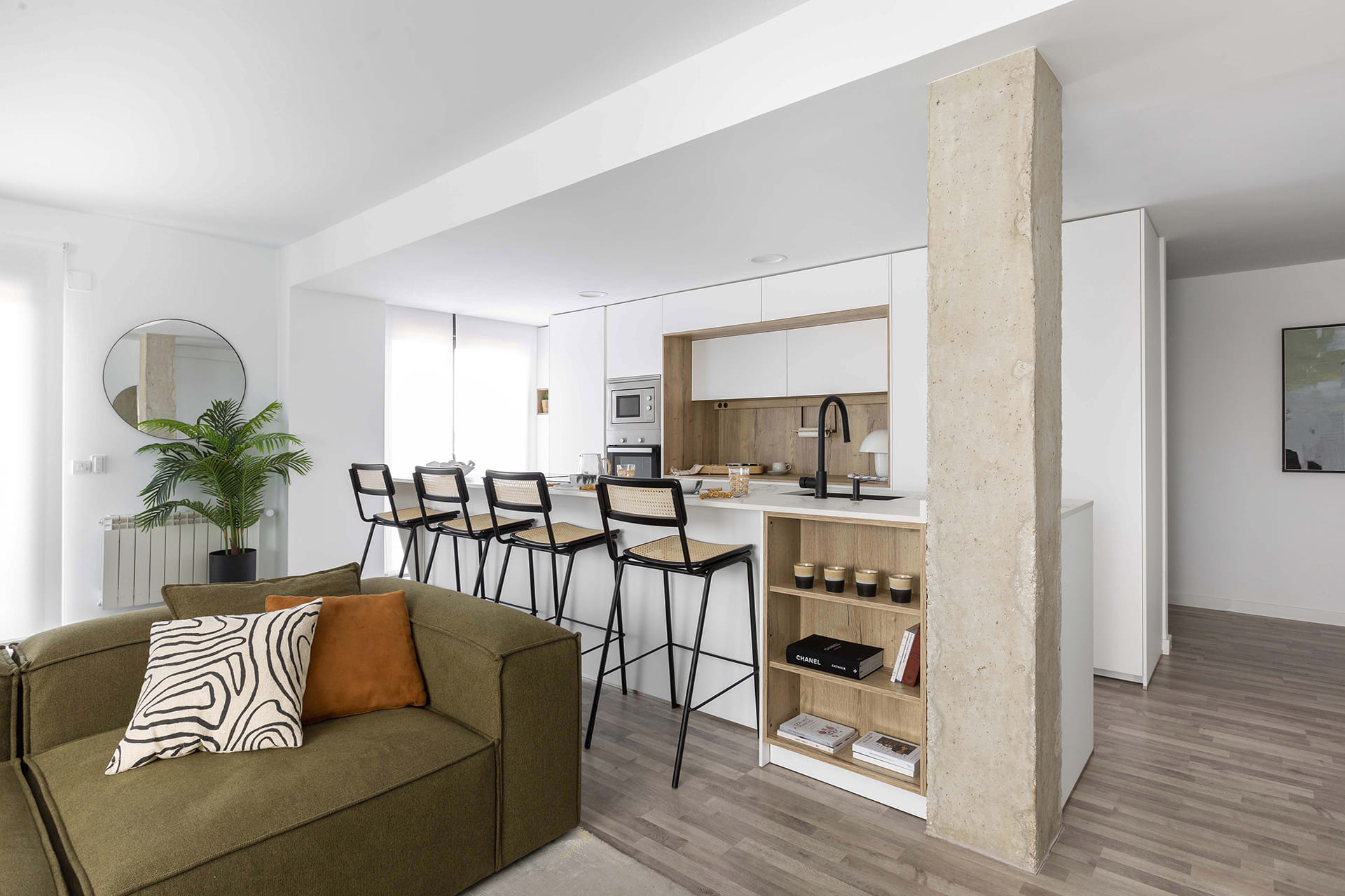 Cocina blanca con isla abierta al salón comedor en un proyecto de Cocinas Santos.