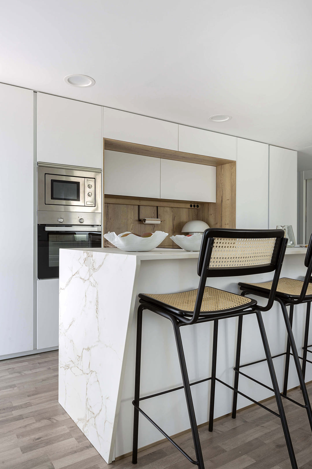 Cocina blanca Santos con armarios en columna y electrodomésticos integrados.