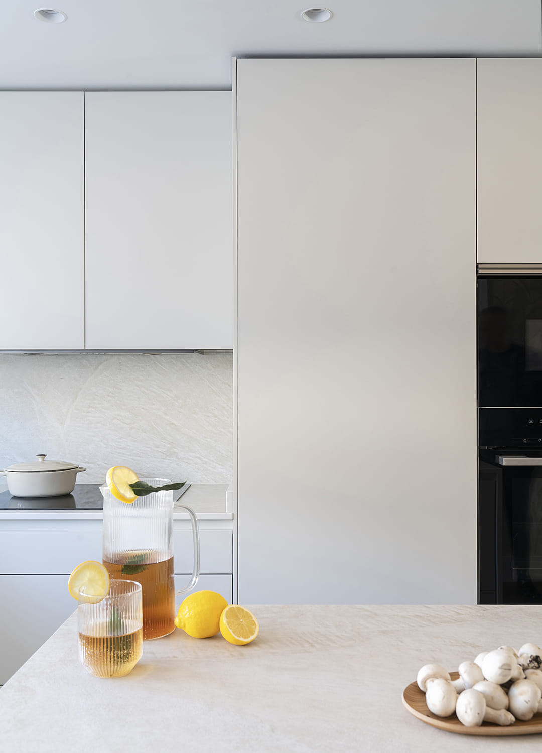 Cocina blanca Santos con armarios en columna y electrodomésticos integrados.