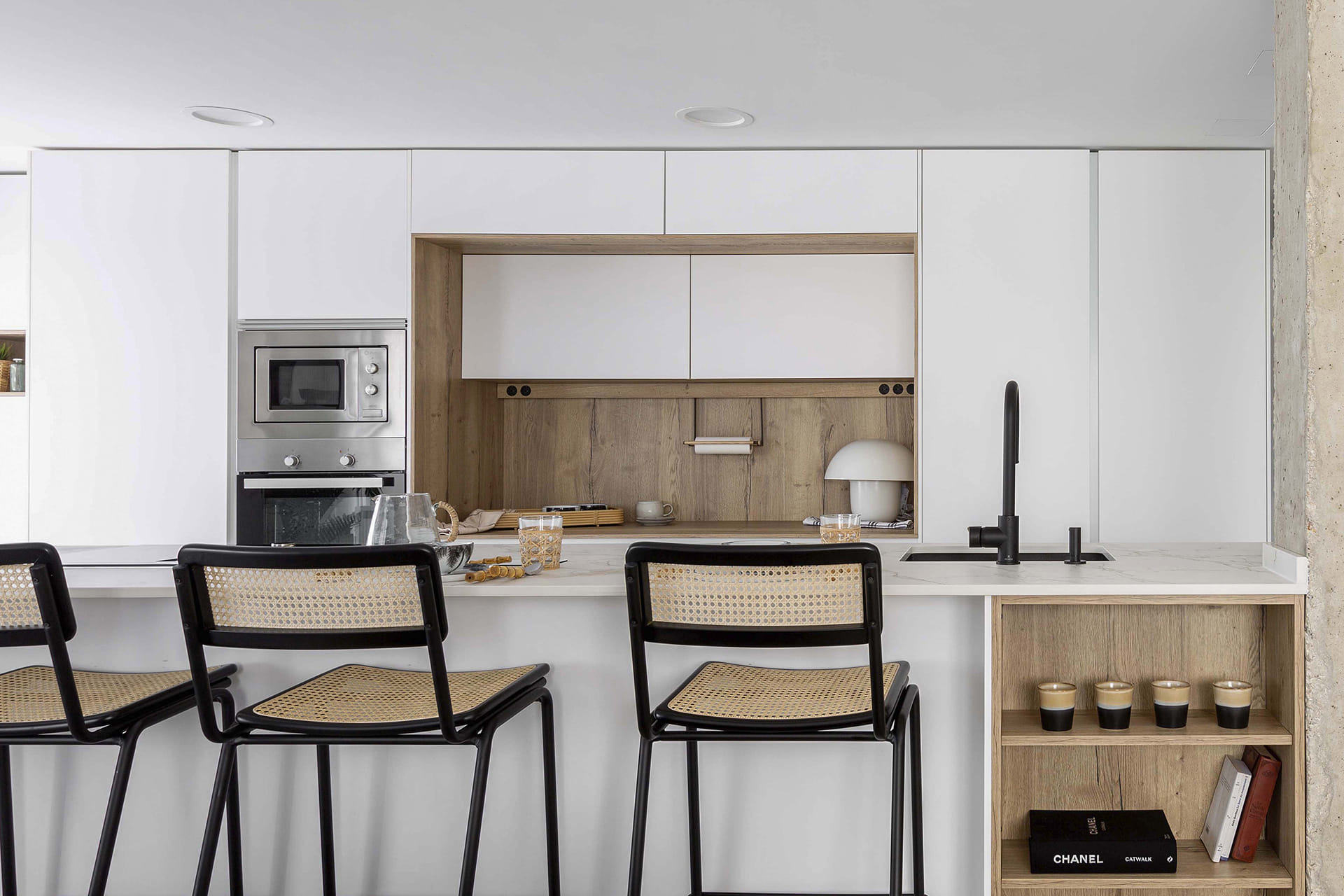 Cocina con isla en blanco Sapporo Seda y madera Roble Rústico diseñada por Cocinas Santos.