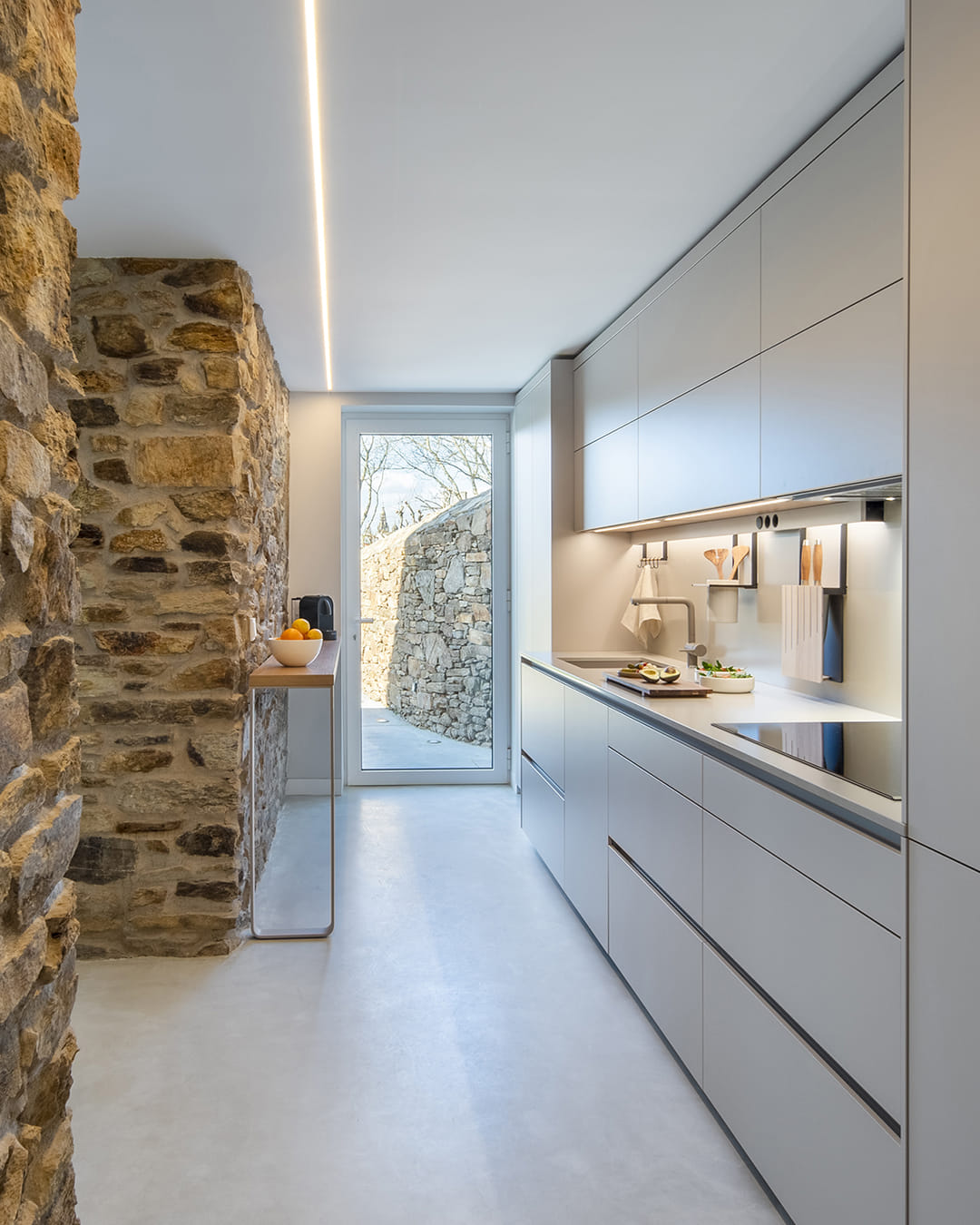 Cocina gris abierta en un proyecto de Cocinas Santos.