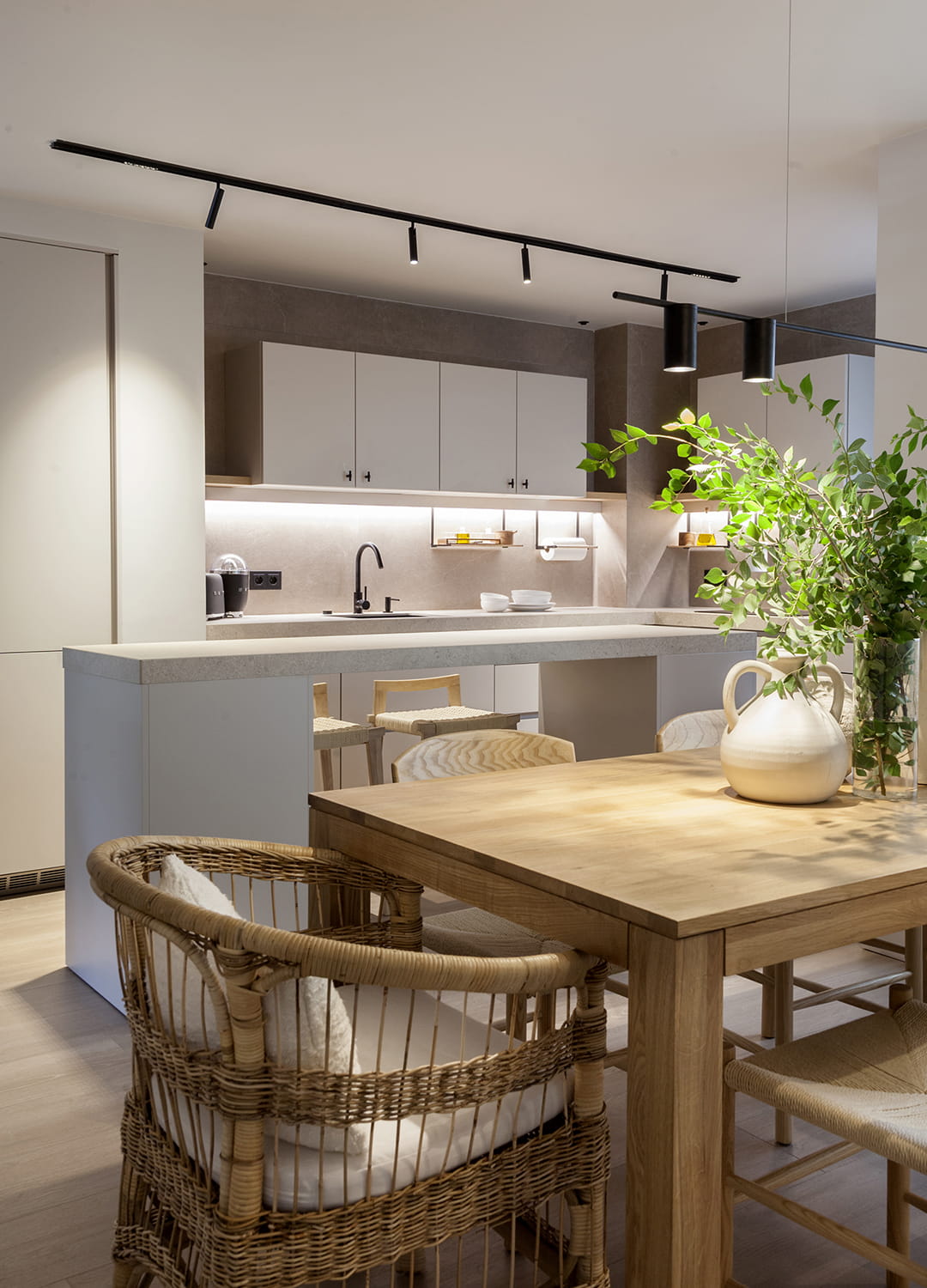 Cocina gris con isla abierta al comedor diseñada por Santos.