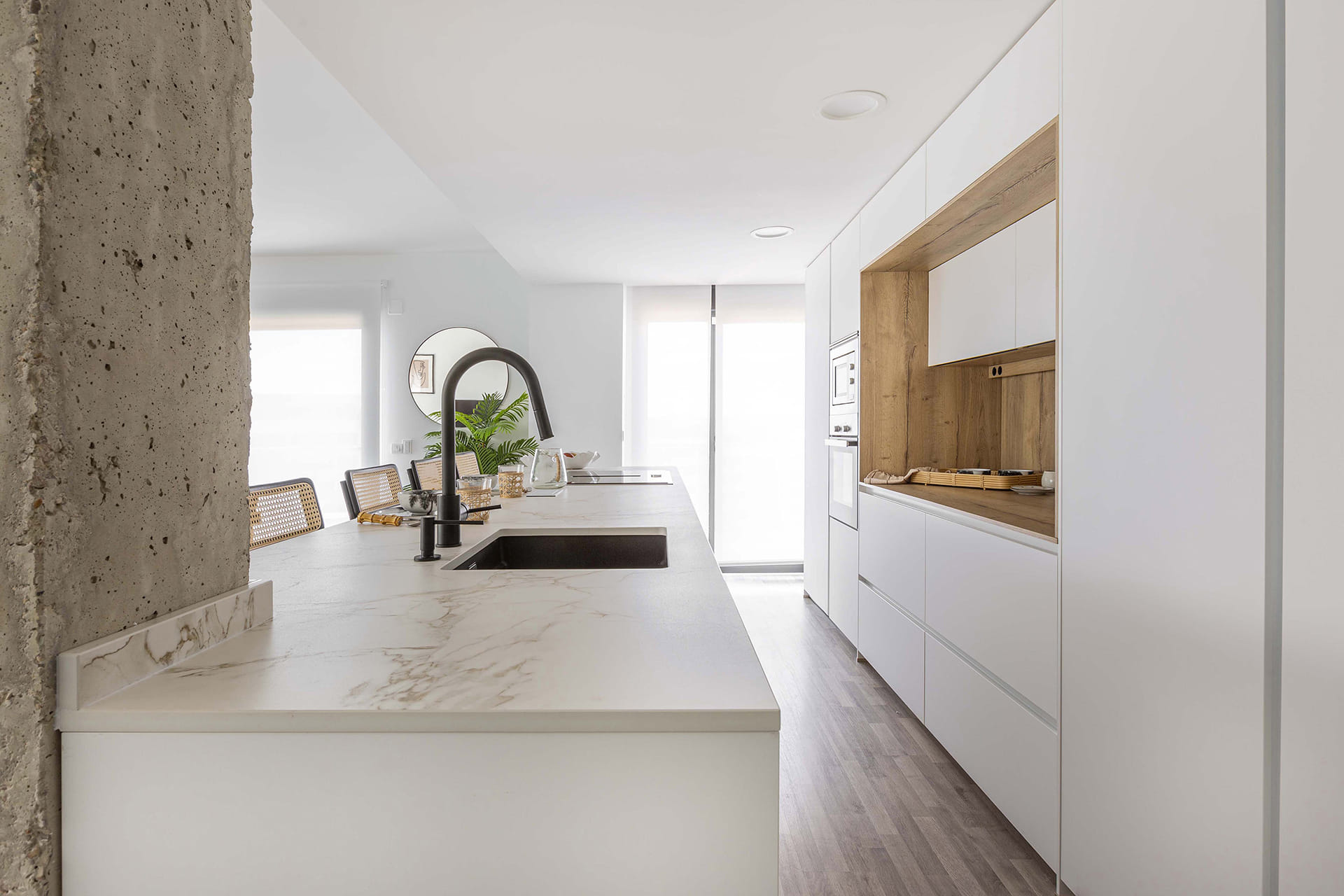 Cocina Santos en blanco y madera con isla central.