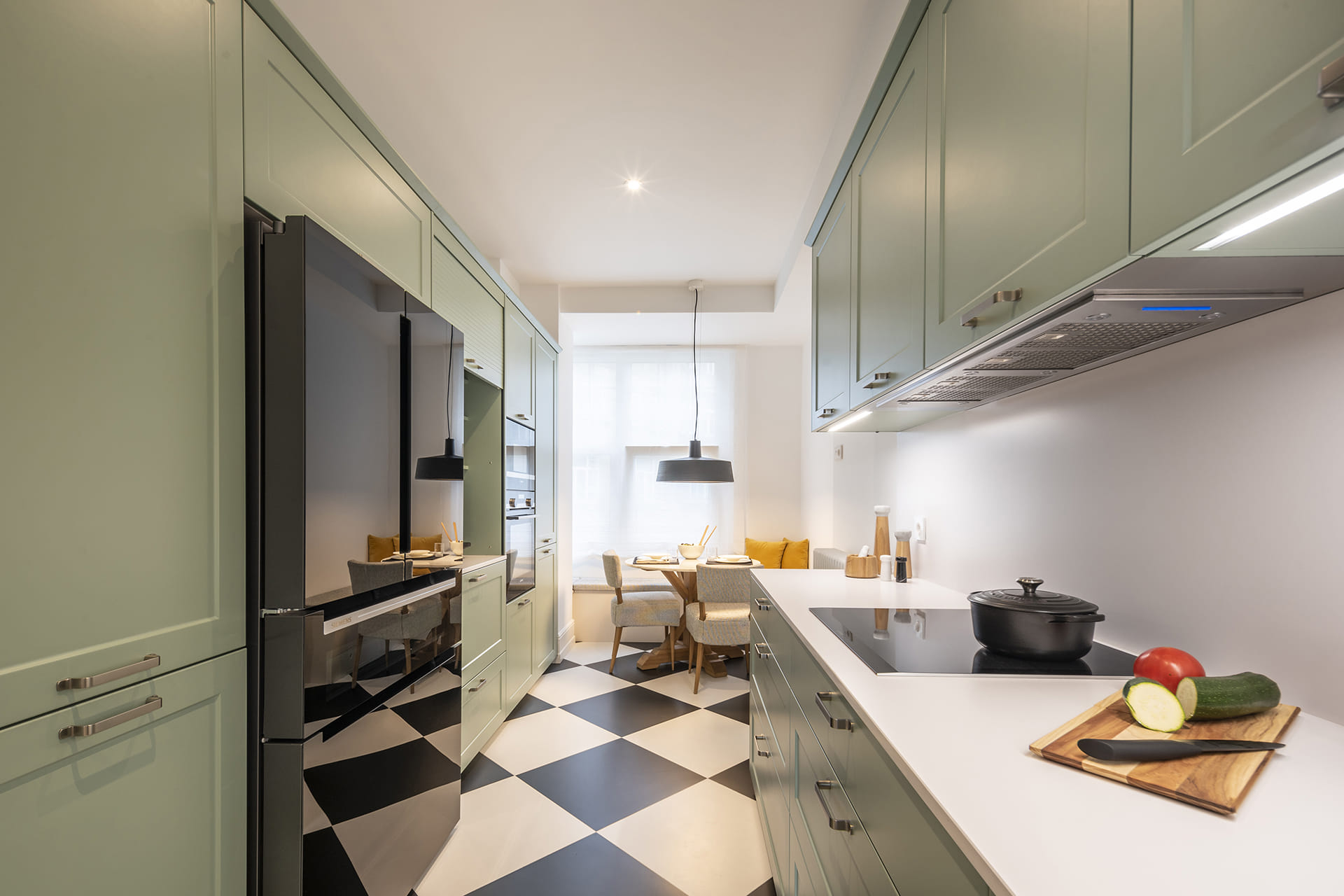 Cocina verde con office e iluminación LED diseñada por Cocinas Santos.