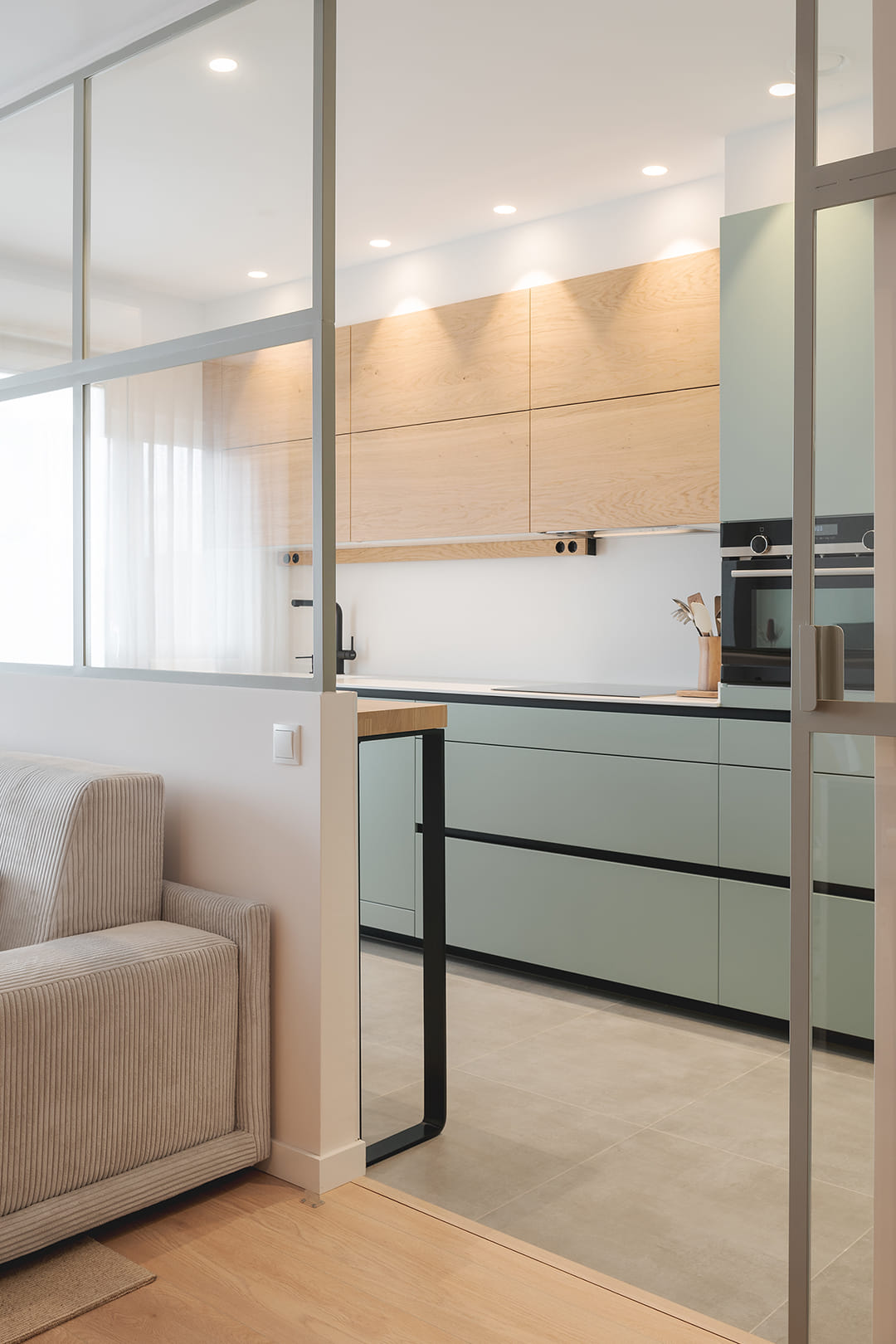 Cocina verde Santos con perfil de iluminación sobre la encimera.