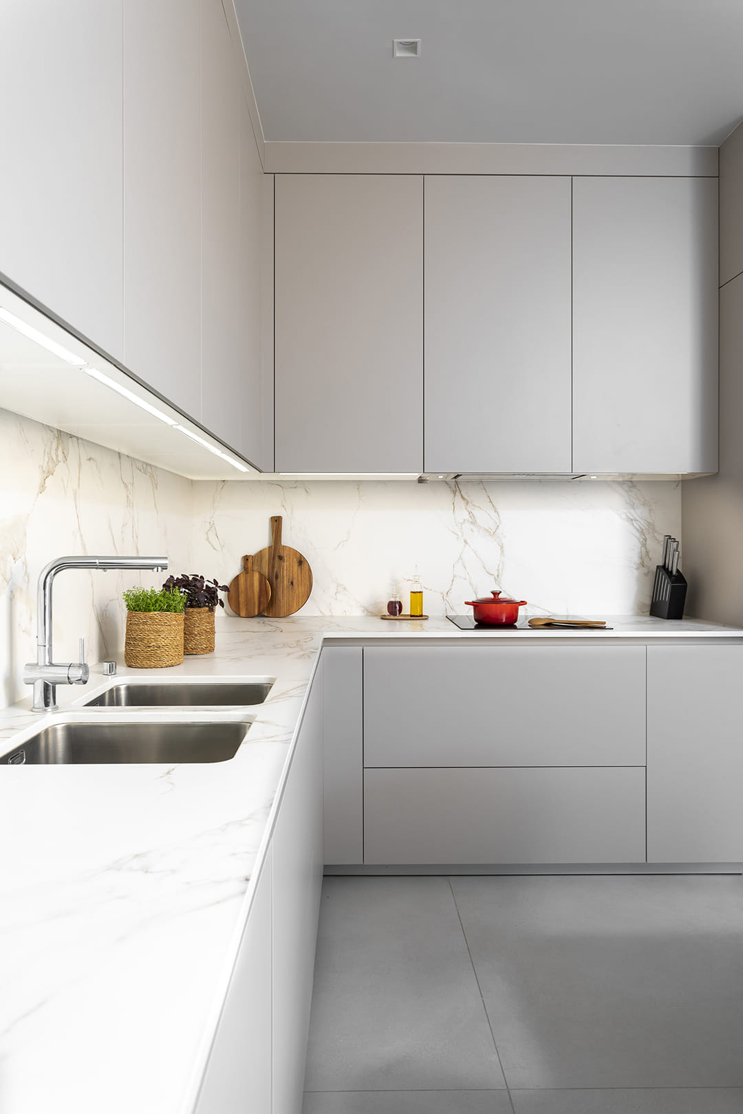 Encimera de cocina con iluminación integrada en los muebles superiores.