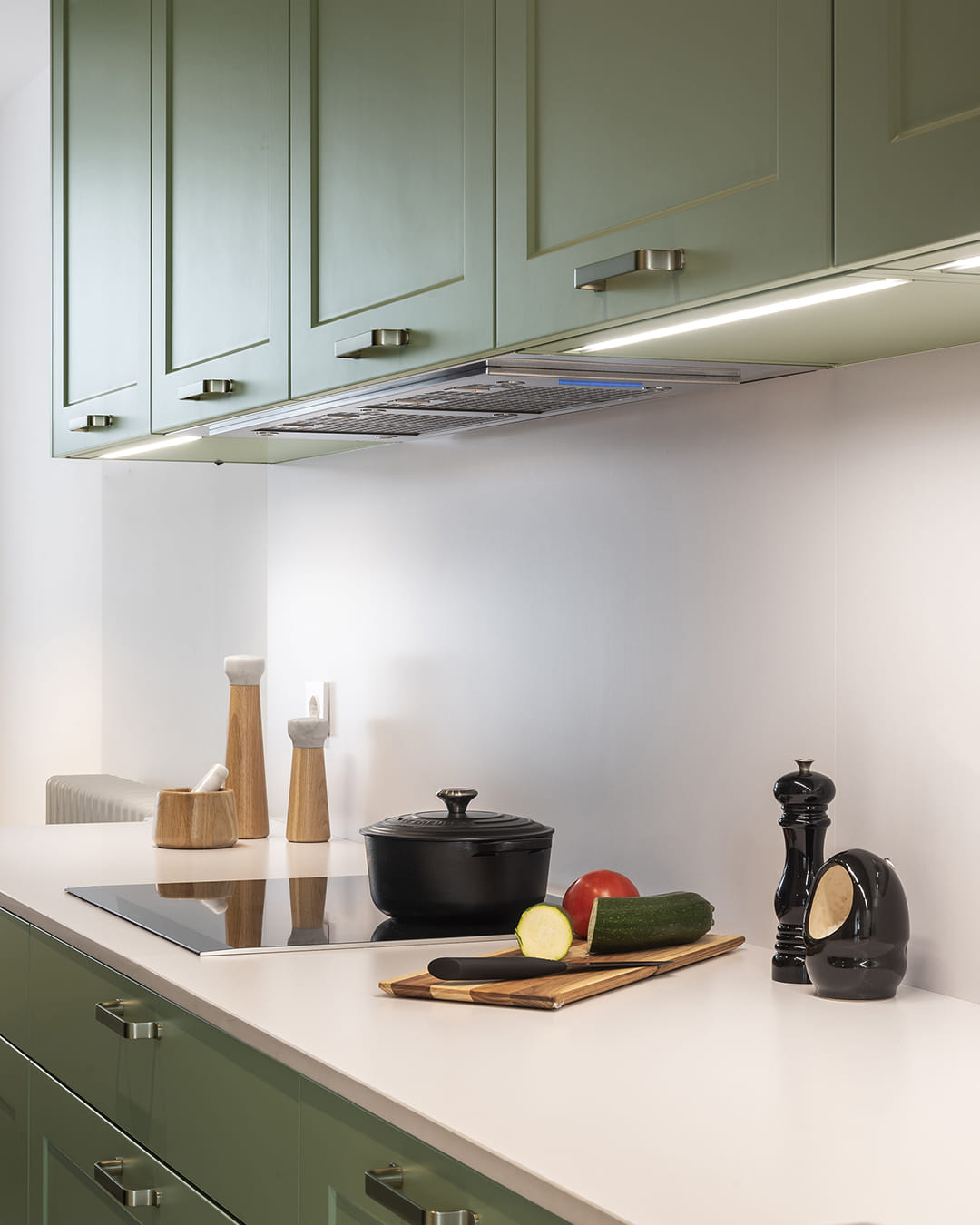 Encimera de cocina con iluminación superior en un proyecto de Cocinas Santos.