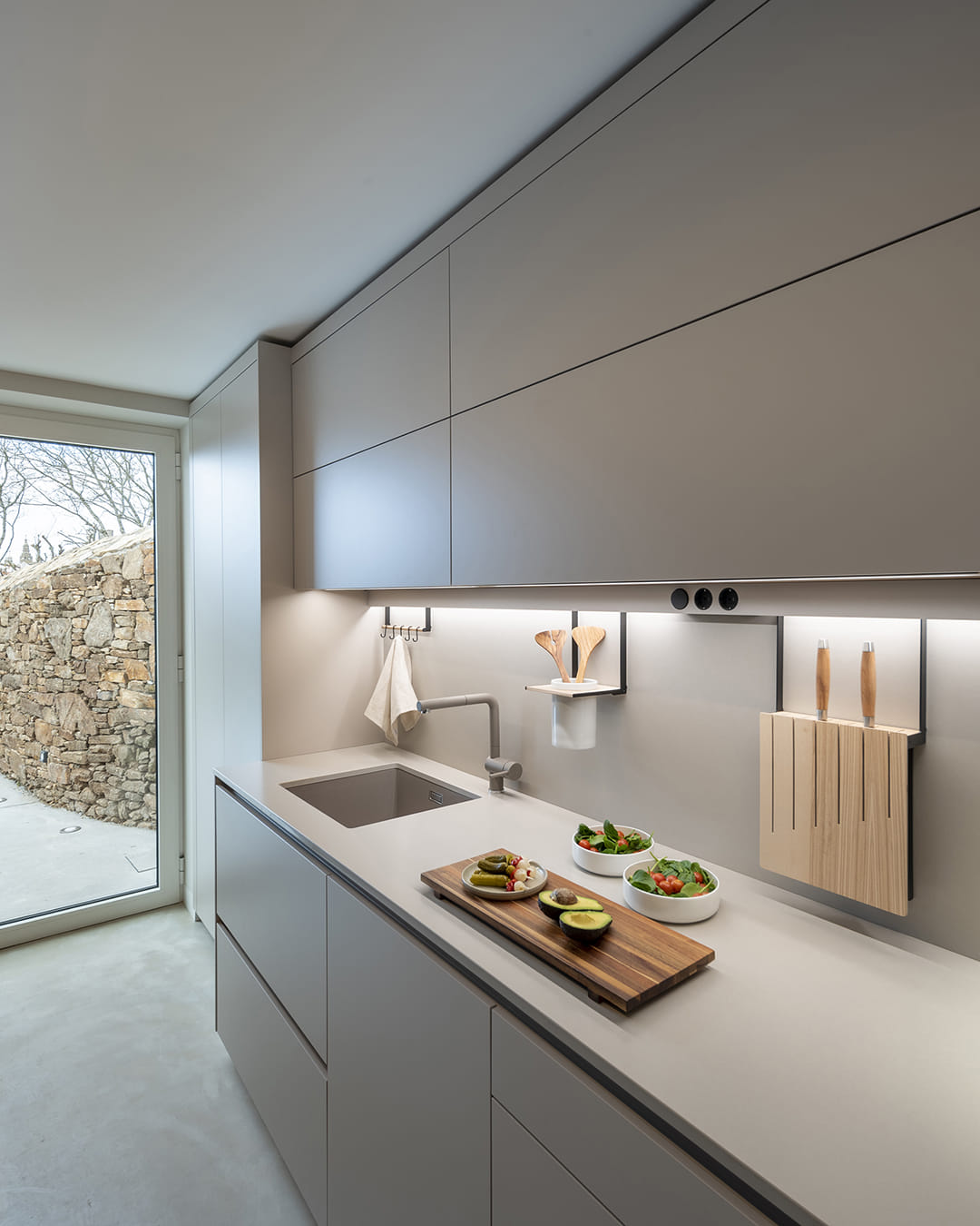 Encimera con perfil de iluminación LED en una cocina gris de Santos.