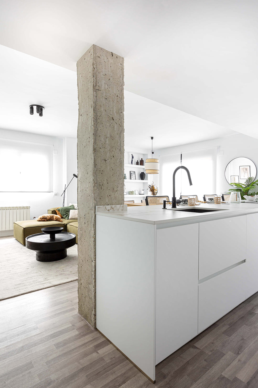 Isla de cocina con panel a suelo en un proyecto de cocinas Santos.