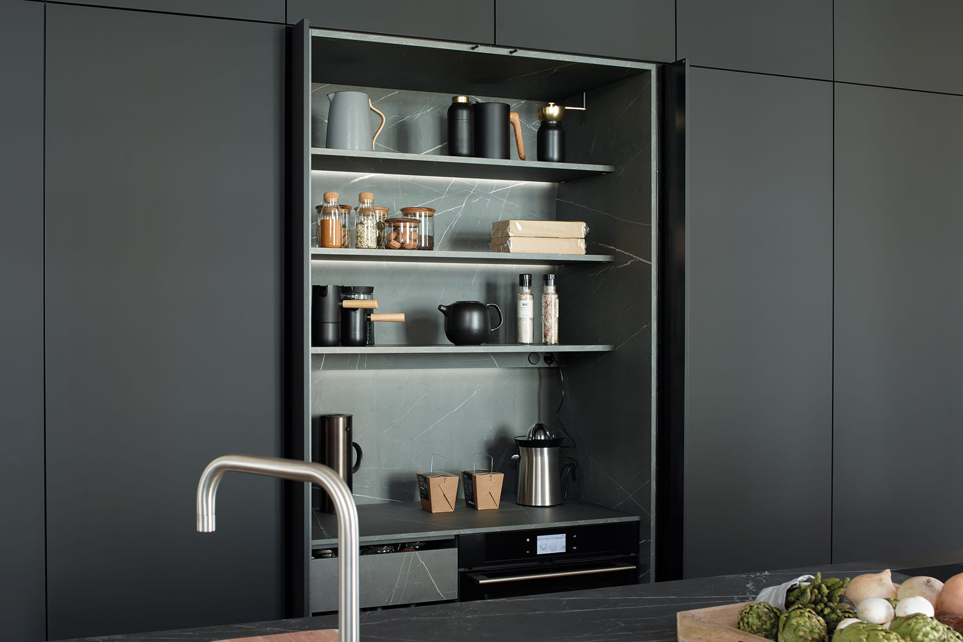 Armarios de cocina con puertas escamoteables en una cocina Santos.