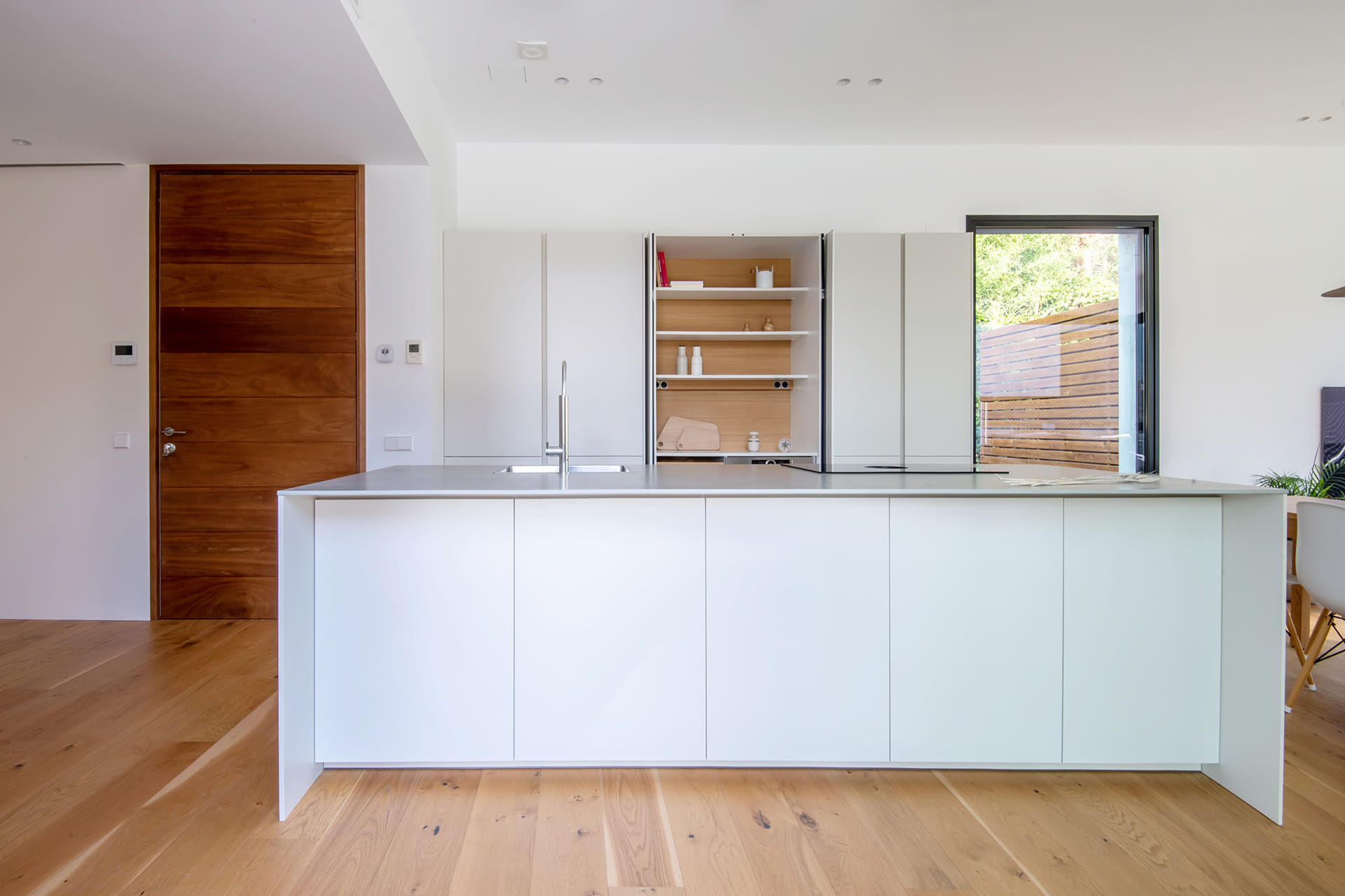 Cocina negra de Santos con isla y muebles escamoteables.