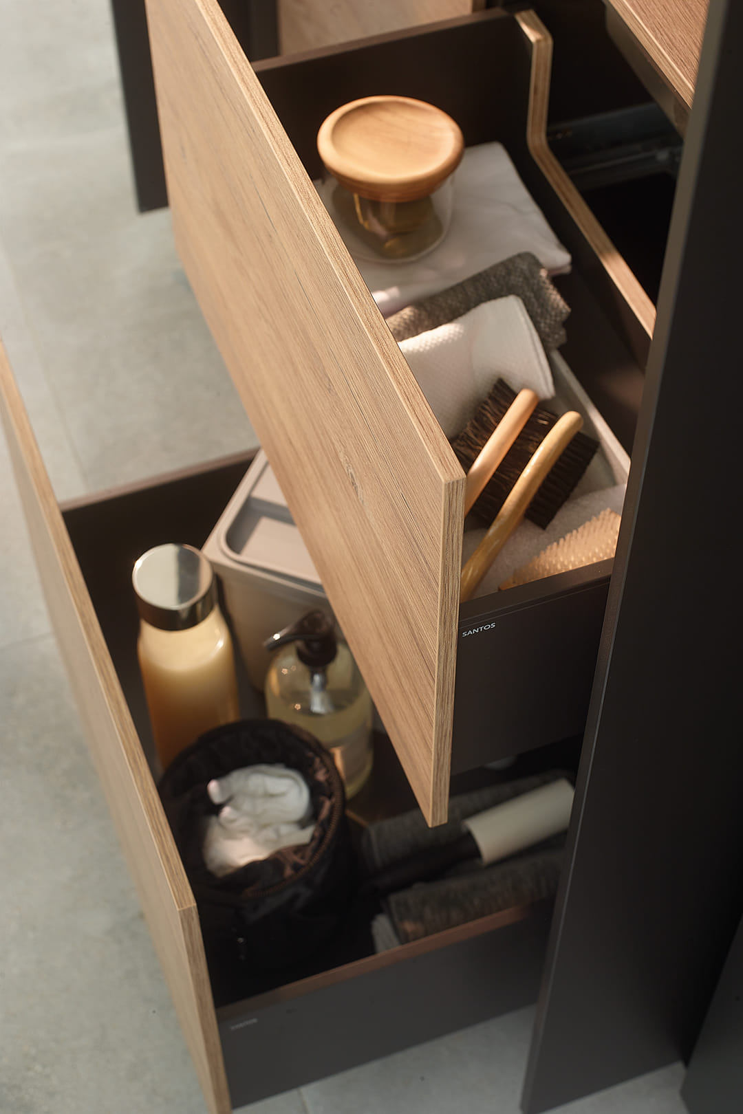 Open lade-units in een kast in een wasruimte die ontworpen is door Santos keukens.
