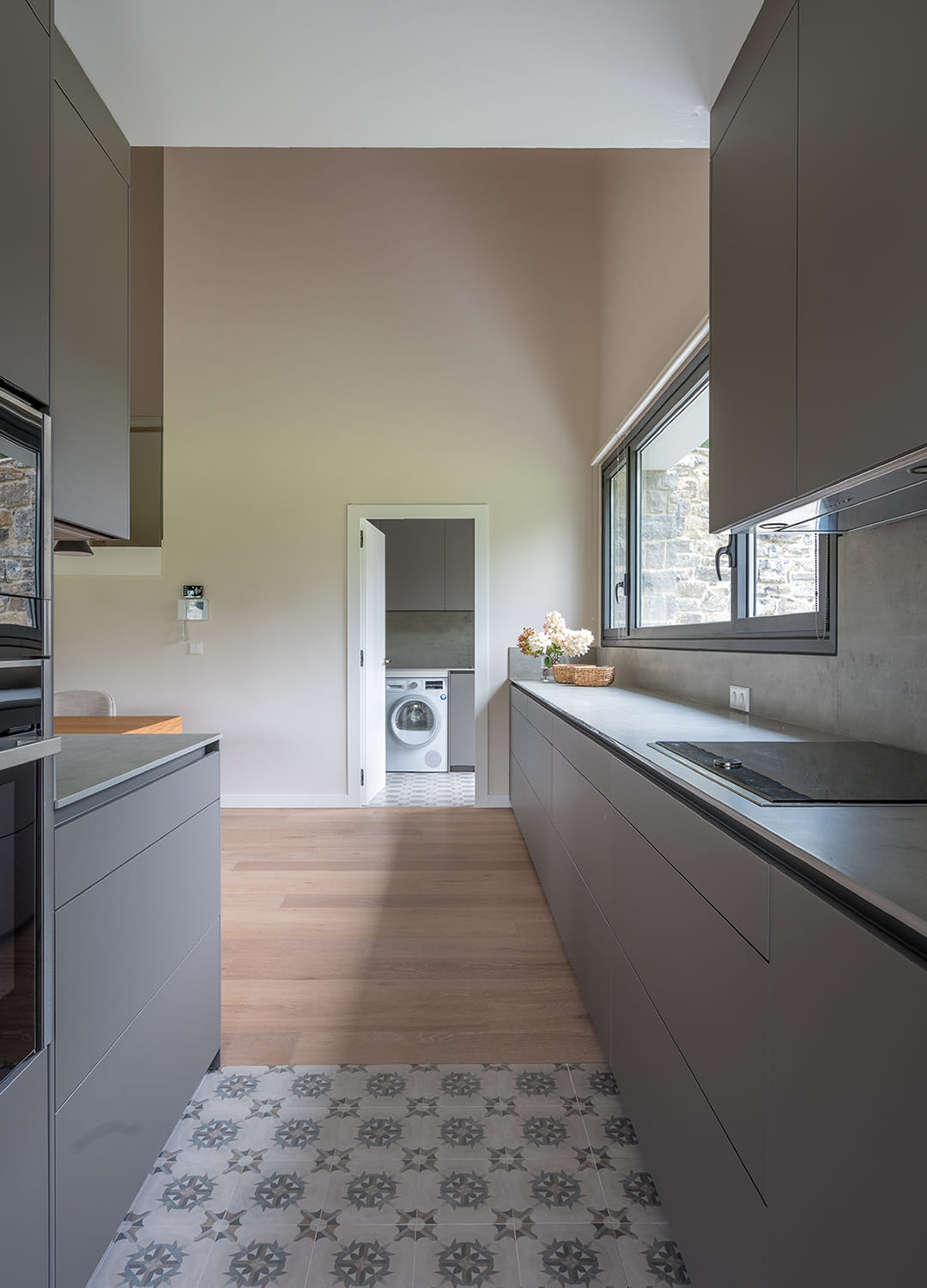 Cocina gris con cuarto de lavado diseñada por Cocina Santos.