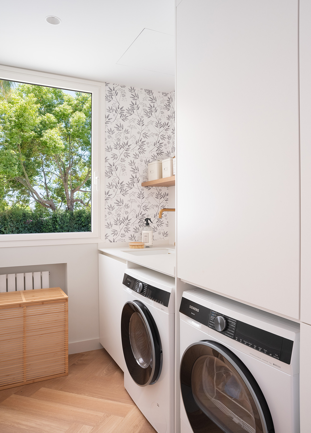 Cuarto de lavado con armarios en columna FINE Blanco Seff de Cocinas Santos.
