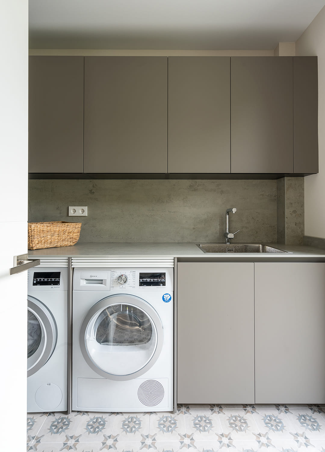 Cuarto de lavado diseñado por Cocinas Santos con superficie de trabajo.