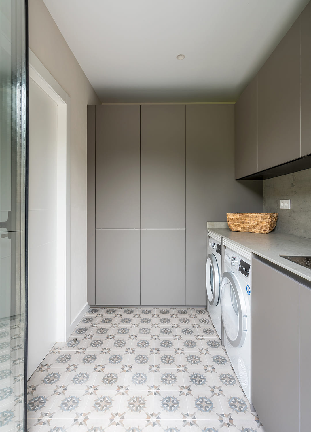 Cuarto de lavado en color Gris Visón Seda diseñado por Cocinas Santos.