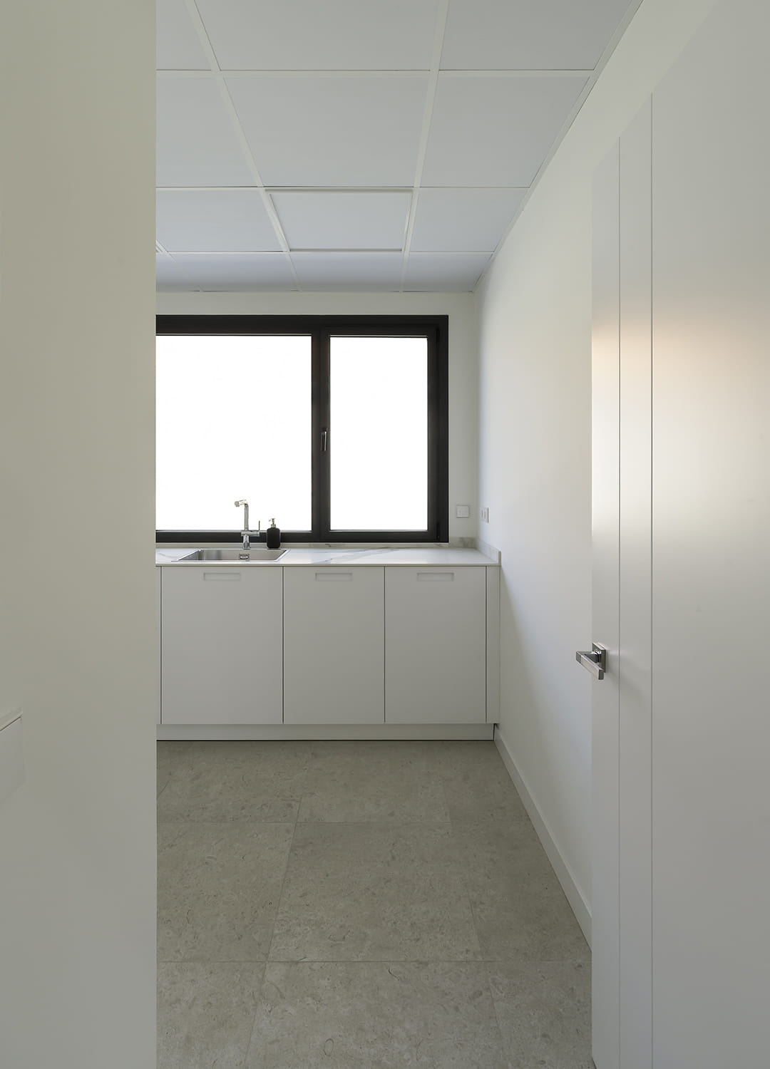 Cuarto de lavado equipado con muebles FINE Blanco Innsbruck diseñados por Cocinas Santos.