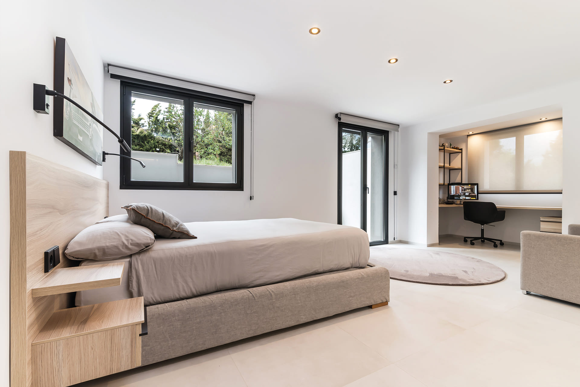 View of a bedroom with work desk in a detached house renovated with the participation of Santos Kitchens.