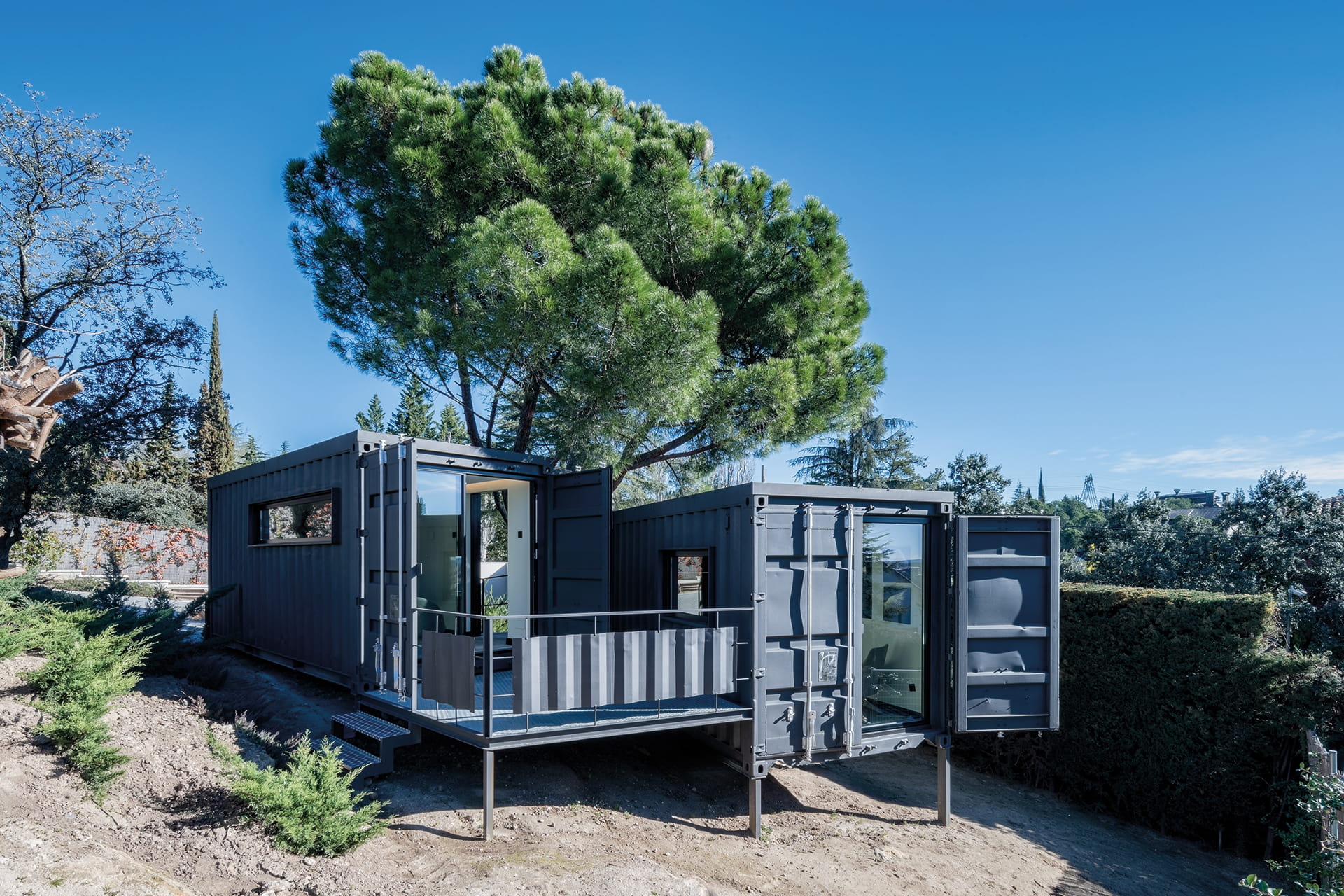 Container-based building designed for the work area in a house renovated with the participation of Santos Kitchens.