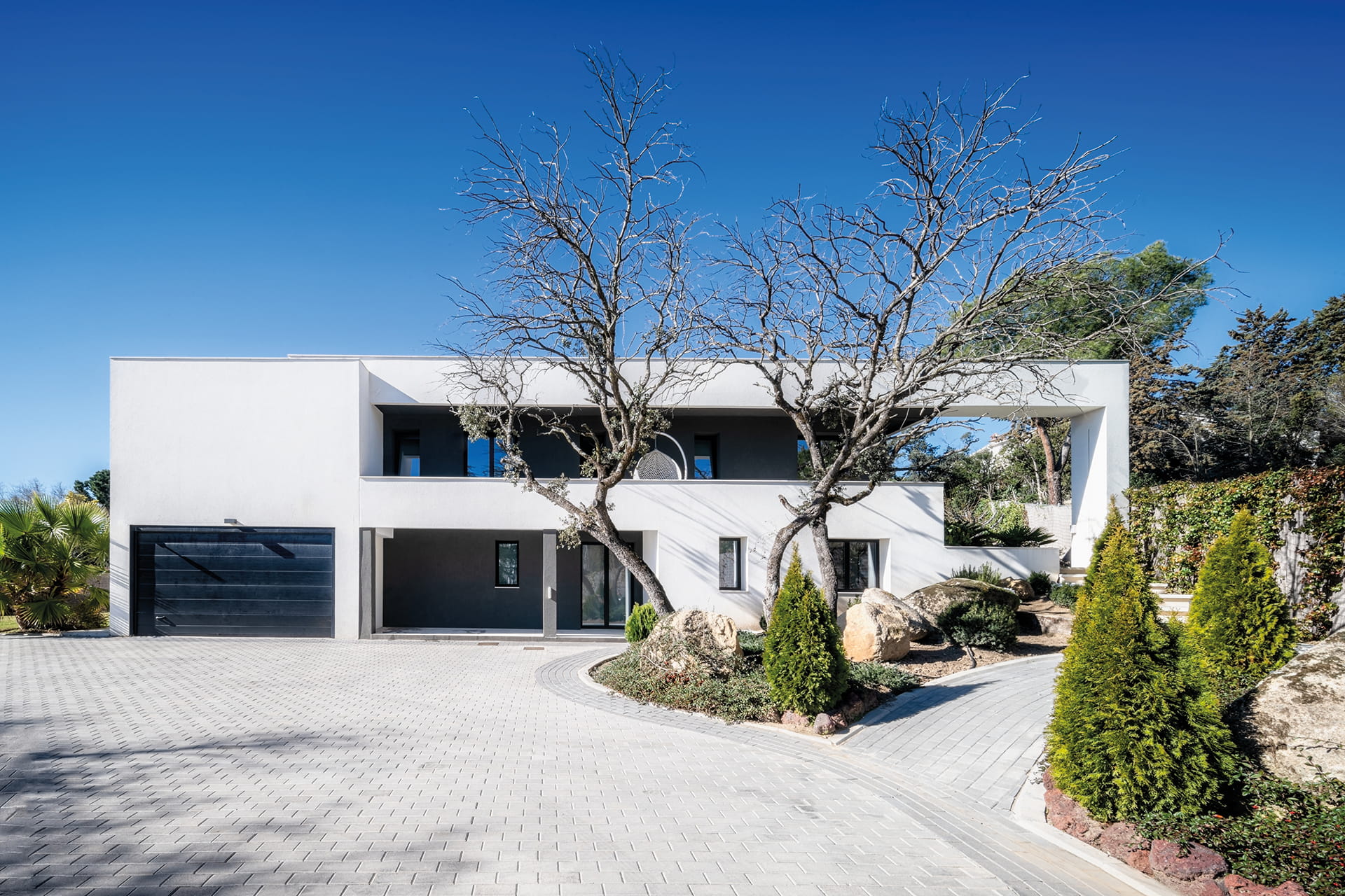 View of the front façade of a detached house renovated with the participation of Santos Kitchens.