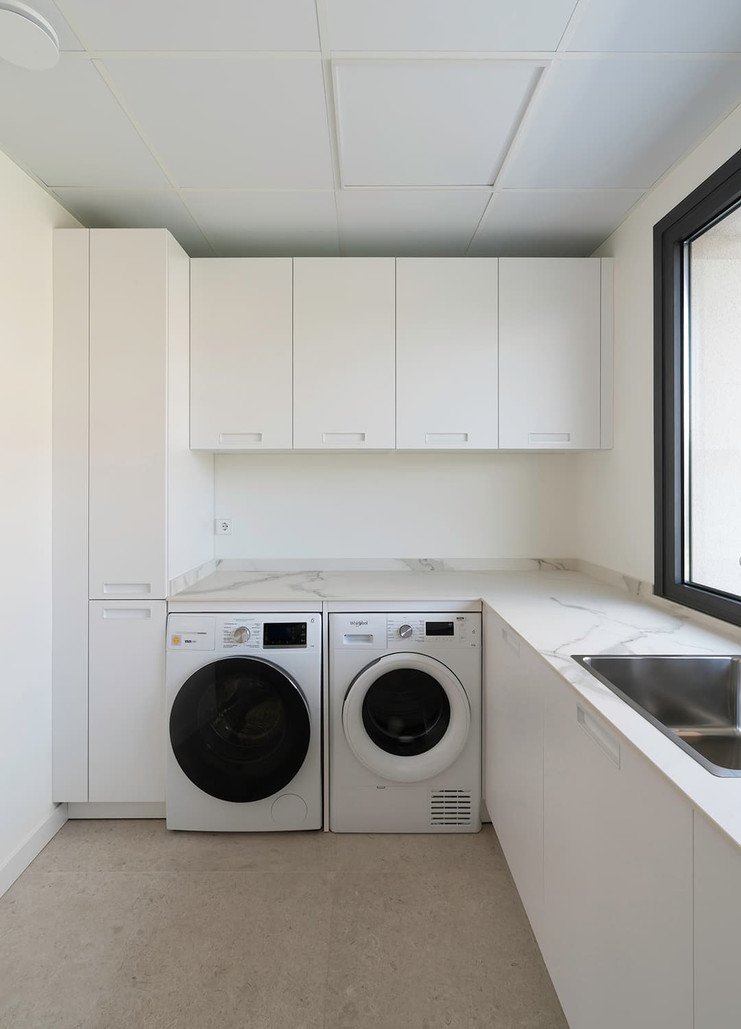 Lavandería con encimera Techlam Kalos Bianco diseñada por Cocinas Santos.jpg