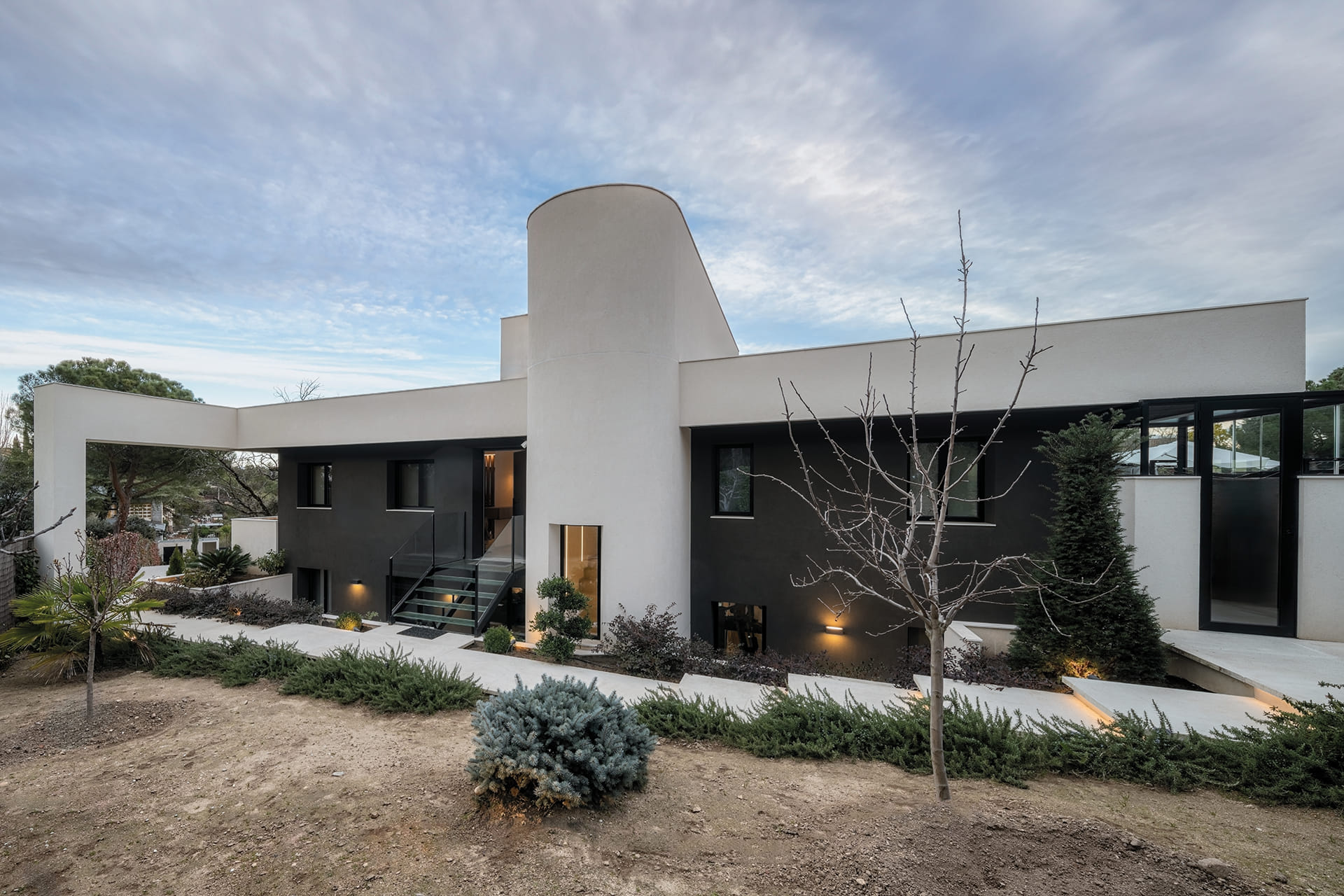 View of the rear of a detached house renovated with the participation of Santos Kitchens.