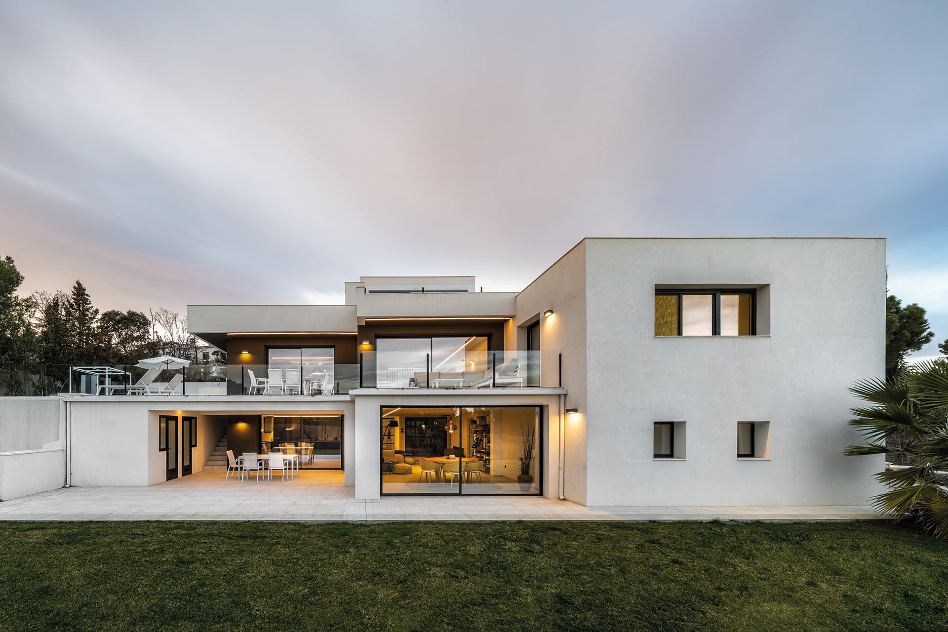 Panoramic exterior view of a renovated detached house with a kitchen by Santos.