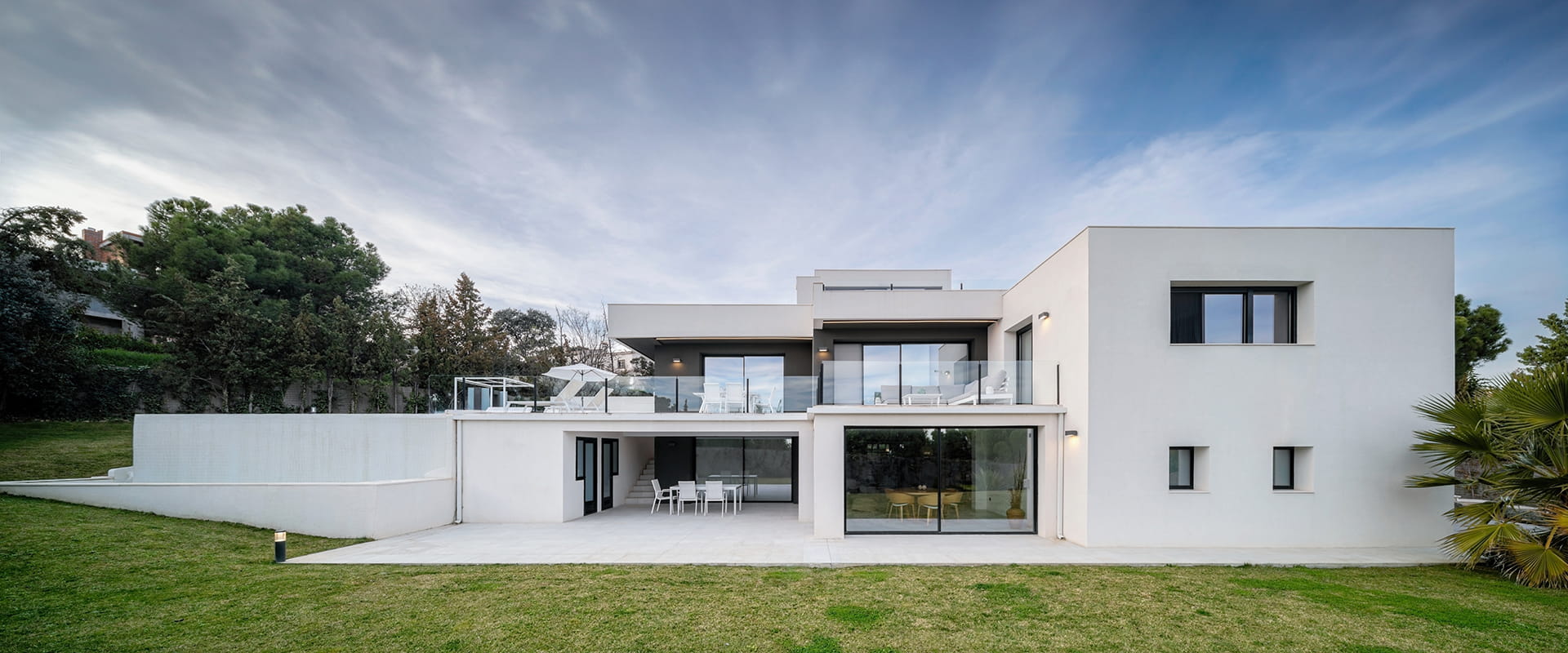 Side view of a renovated detached house with a Santos kitchen.